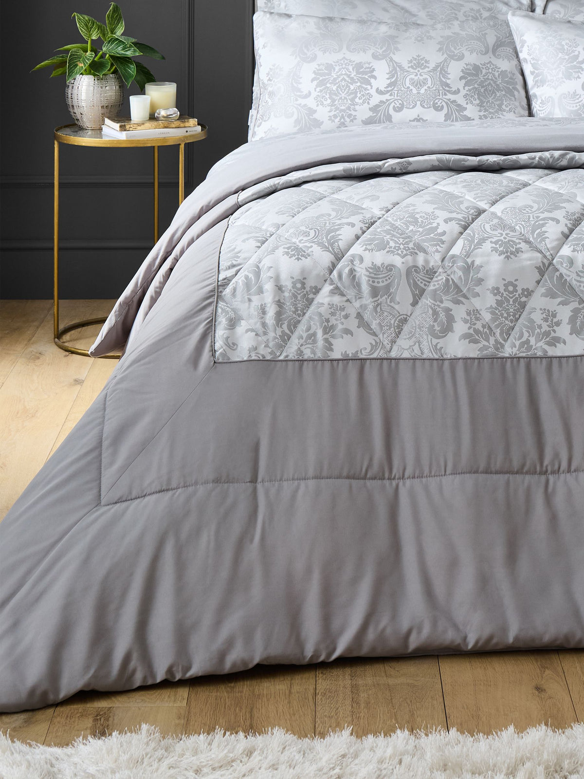 Tagesdecke von Catherine Lansfield aus silbernem Damastjacquard, UK-Version