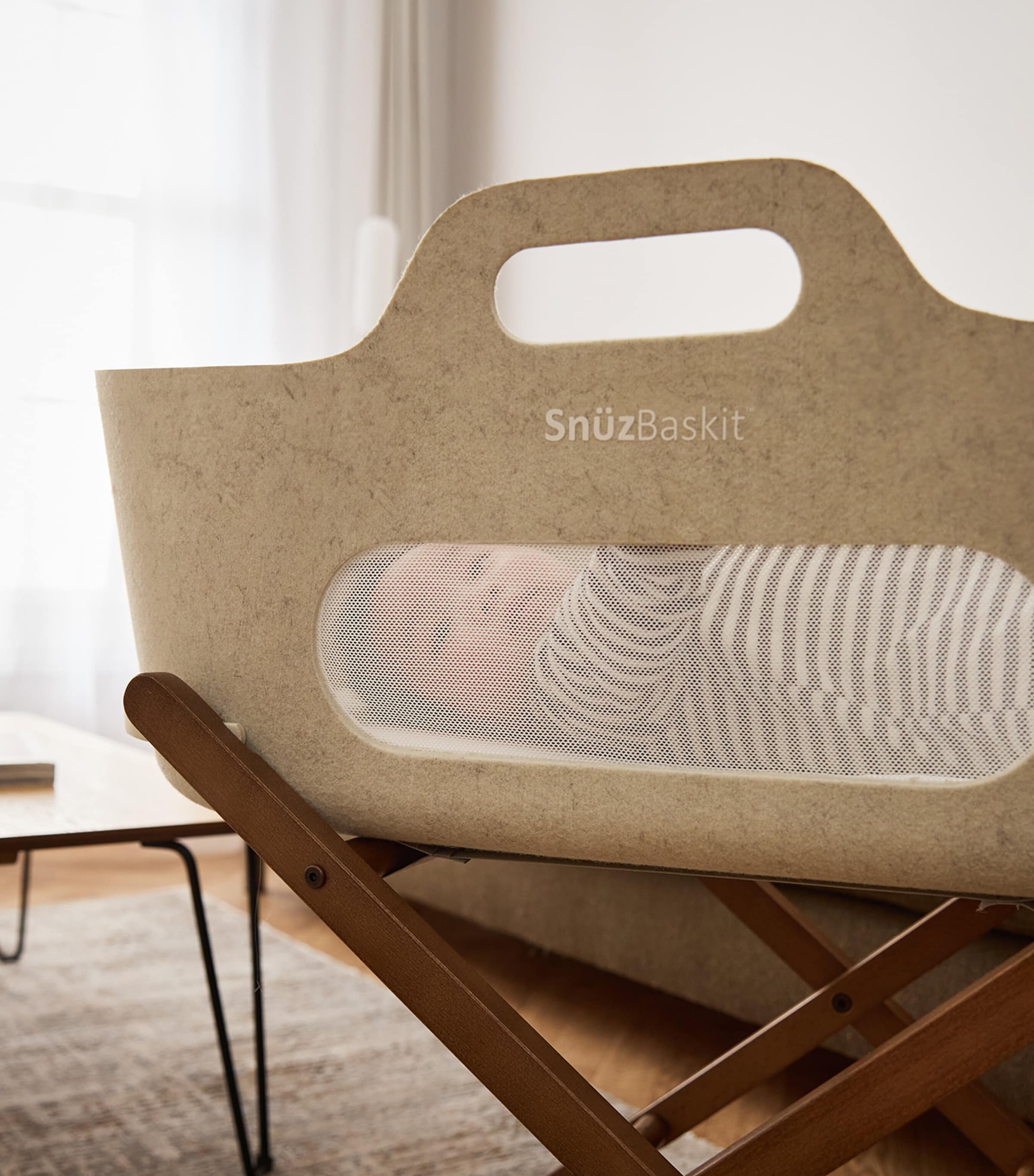 Snüz SnüzBaskit Barley Moses basket and walnut stand, UK version
