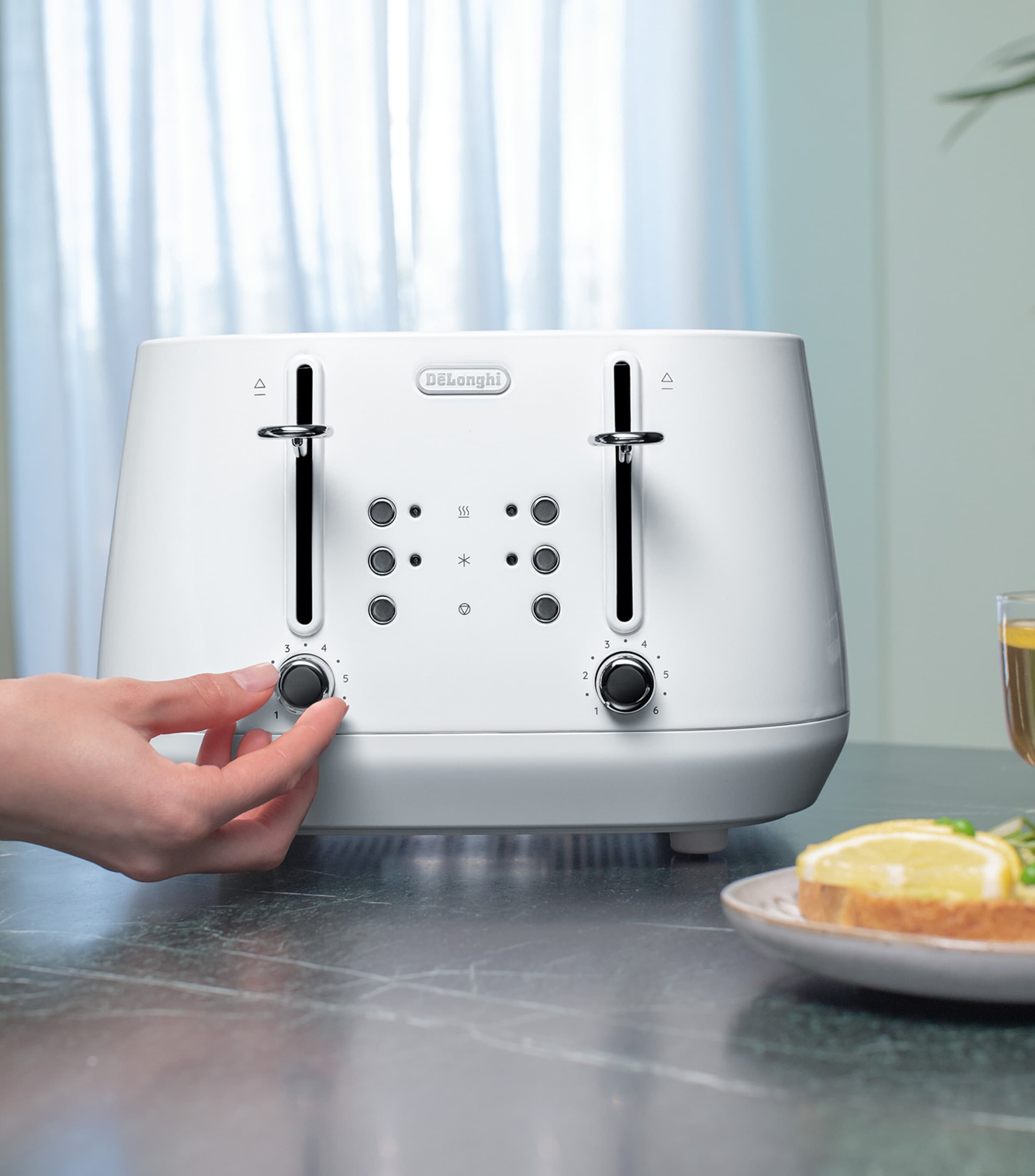 De'Longhi Eclettica four-slot toaster with extra lift function - British product