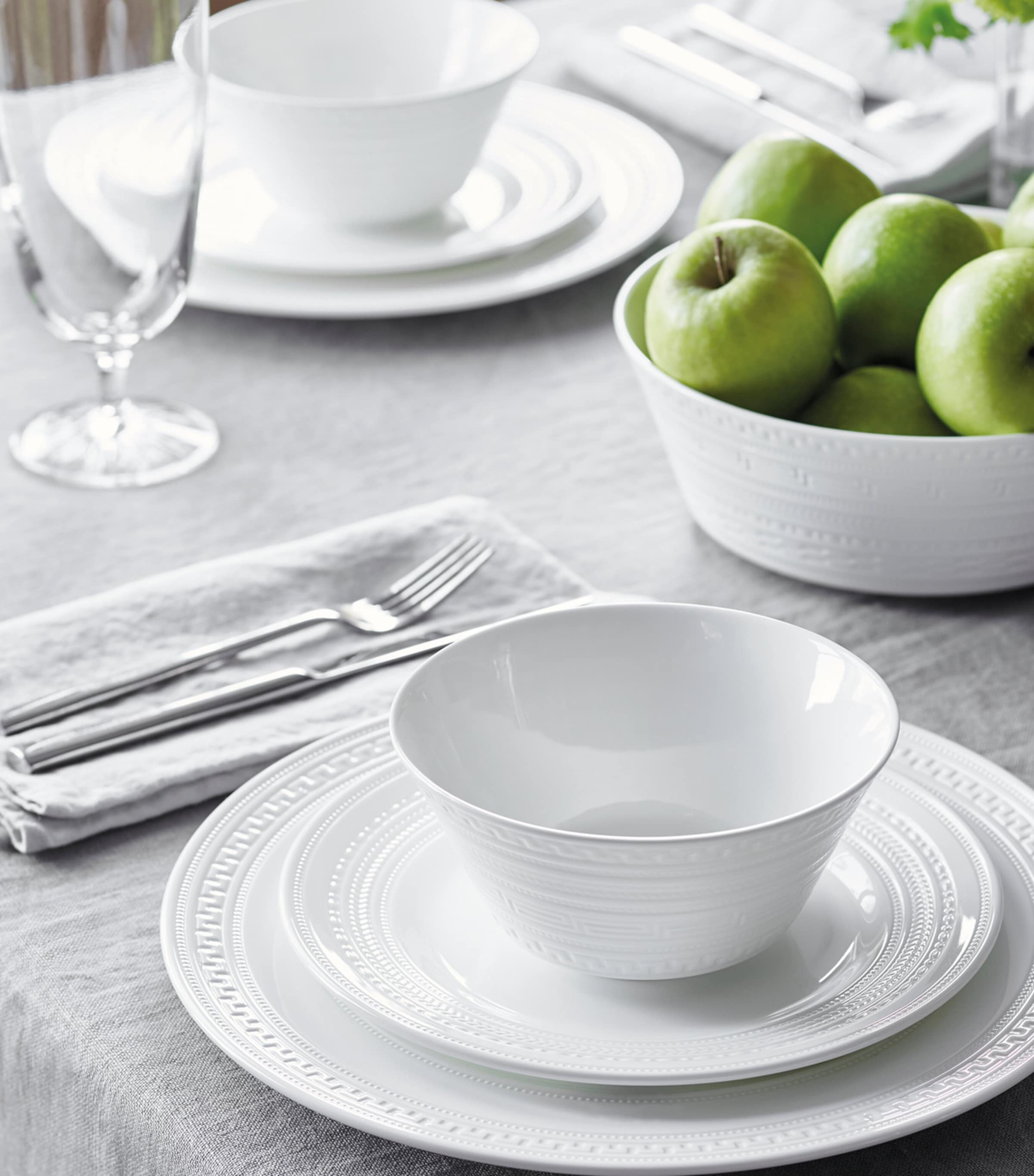 Wedgwood Intaglio serving bowl 20cm, UK version