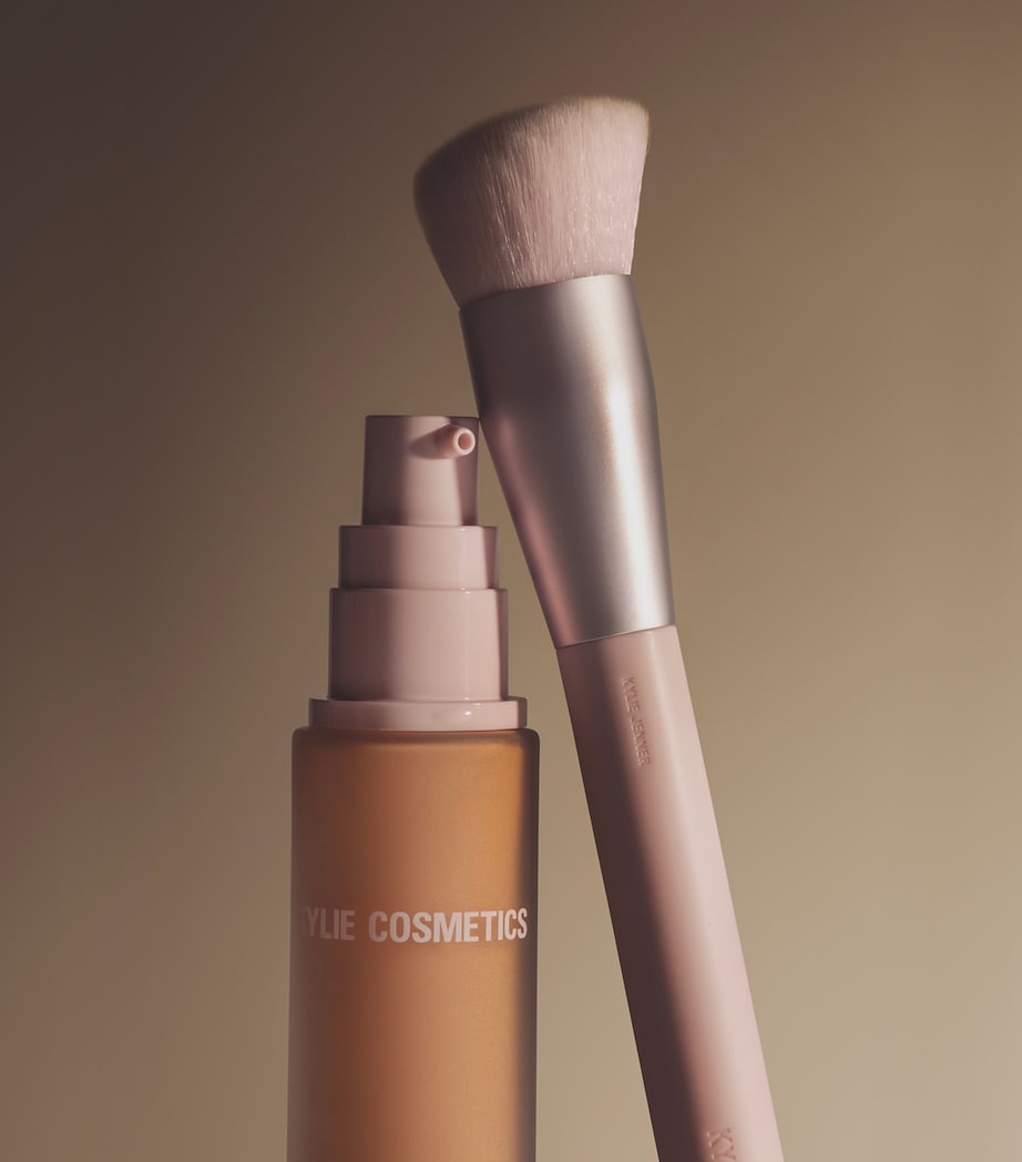 Kylie Cosmetics Power Plush Longwear Foundation, UK version