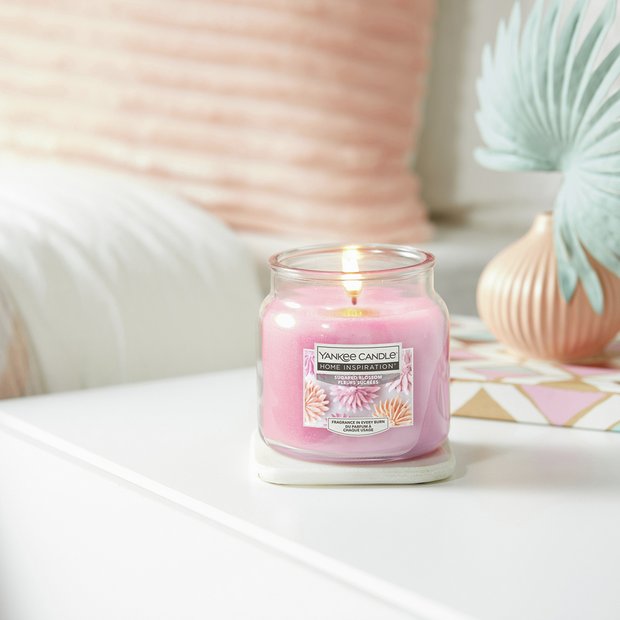Yankee Candle scented candle Sugared Blossom medium - British product