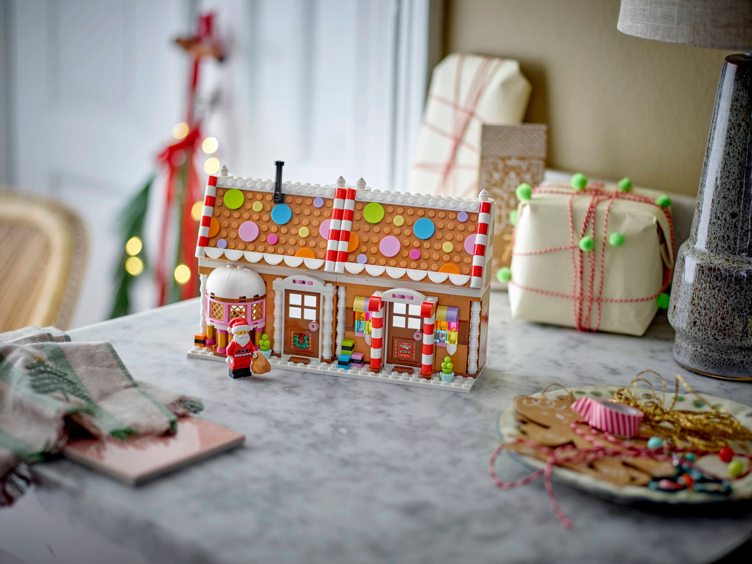 LEGO Festive Gingerbread House building set 498 pieces, UK version