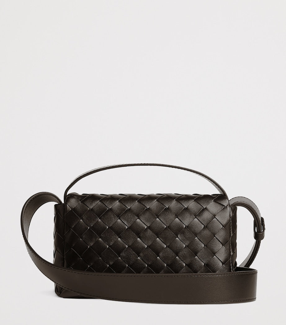 حقيبة كروس بودي صغيرة من الجلد من Bottega Veneta، نسخة المملكة المتحدة