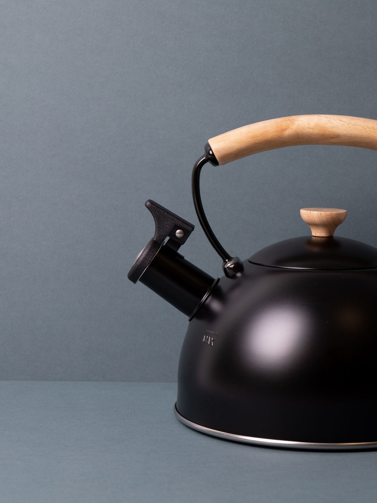 La Cafetiere black whistling kettle 1.6L, UK version