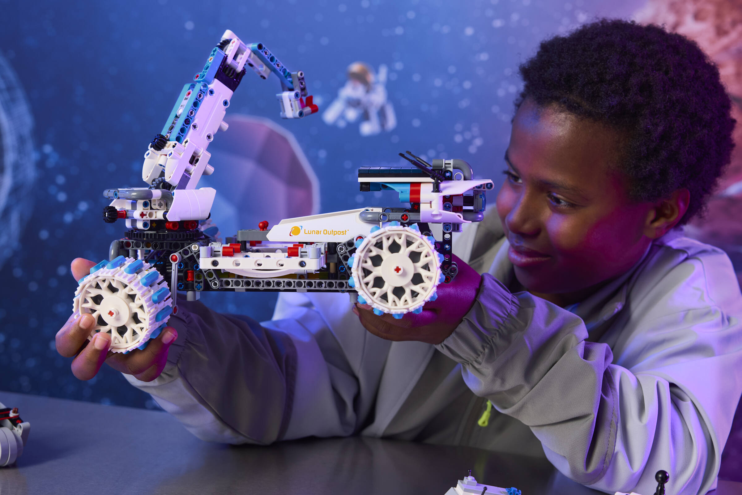 LEGO Lunar Outpost Moon Rover Space Vehicle 1082 Pieces , UK version