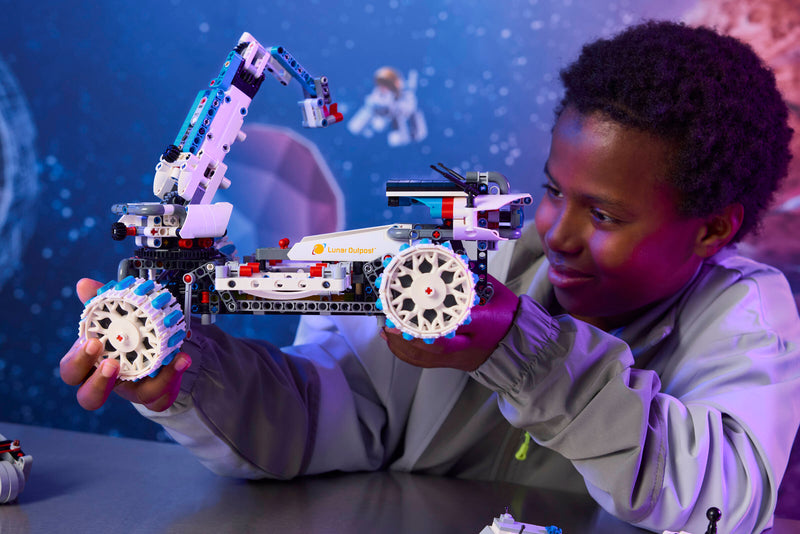 LEGO Lunar Outpost Moon Rover Space Vehicle 1082 Pieces , UK version