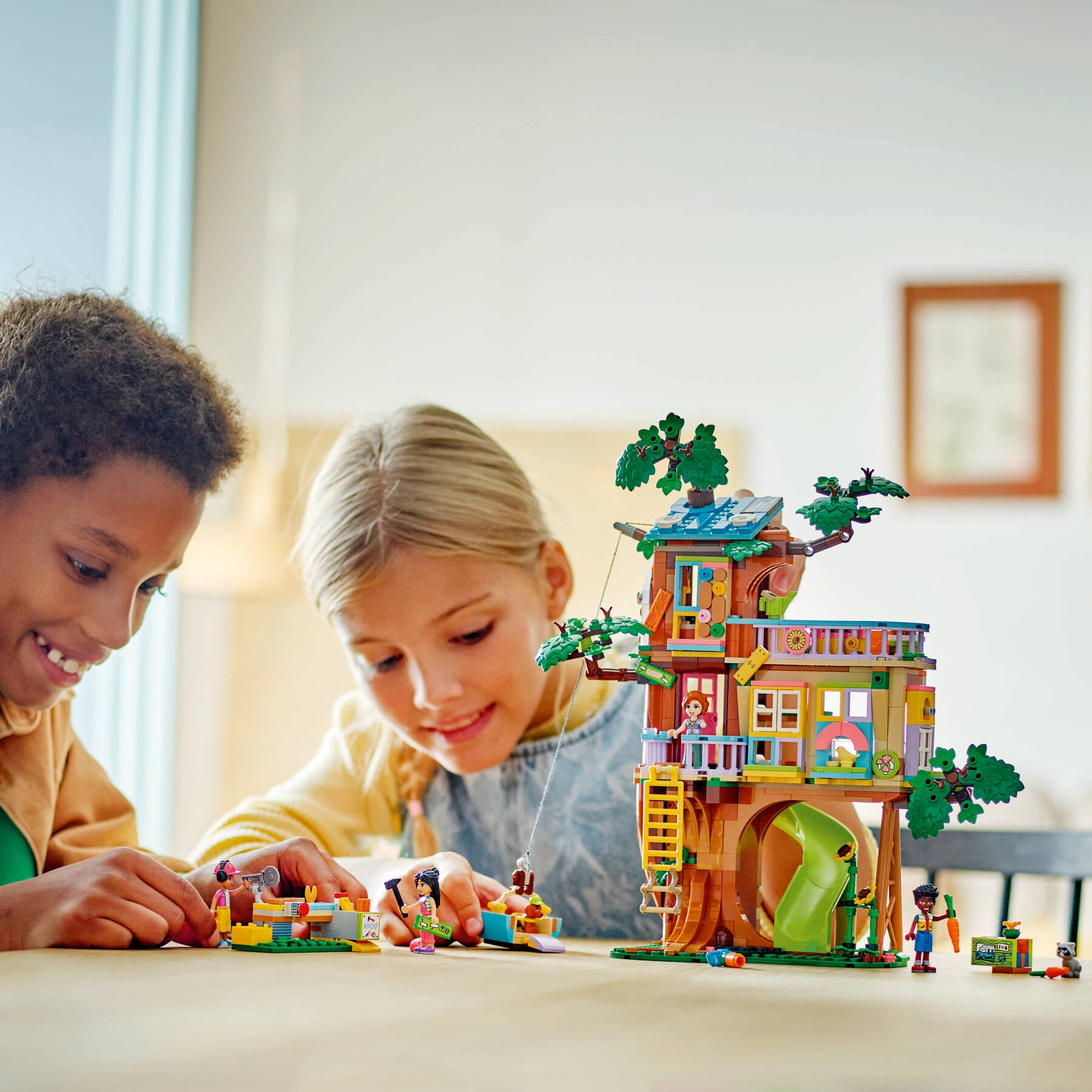 LEGO Friends Tree House Hangout Building Set 701 Pieces - British product
