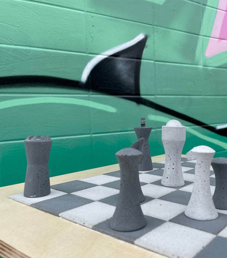 Purling Daniel Caesar Spergy chess set with leather bases (British brand)