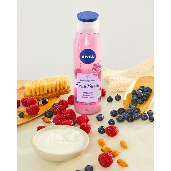 DNR NIVEA Fresh Blends Raspberry & Blueberry Shower Gel GOODS Superdrug   