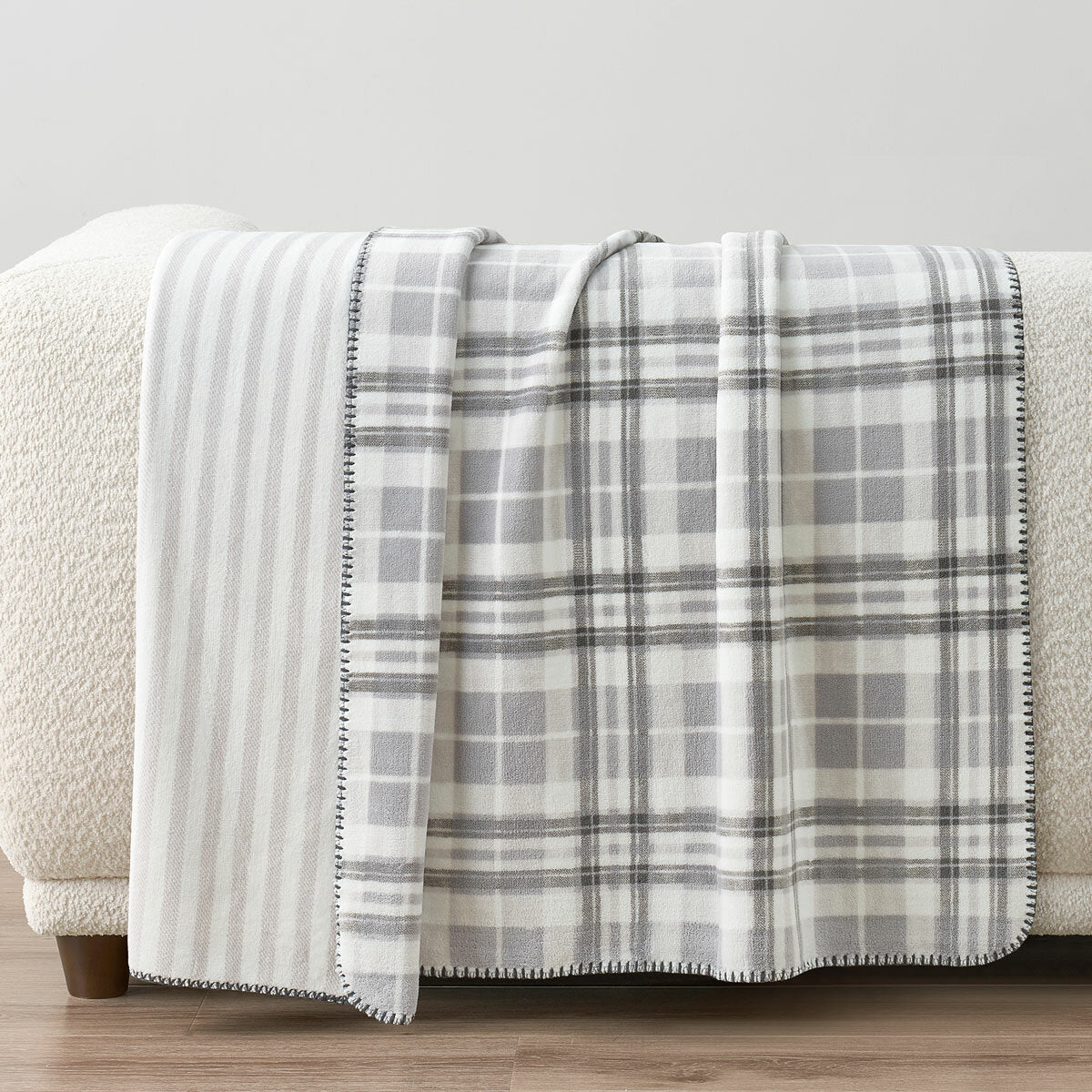 Casual Living grauer weißer wendbarer Plüschüberwurf 127x177 cm - britisches Produkt