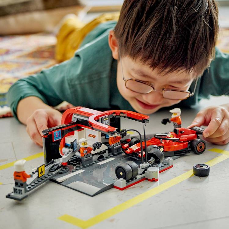 LEGO City F1 pit stop Ferrari car 322 pieces, imported from the UK