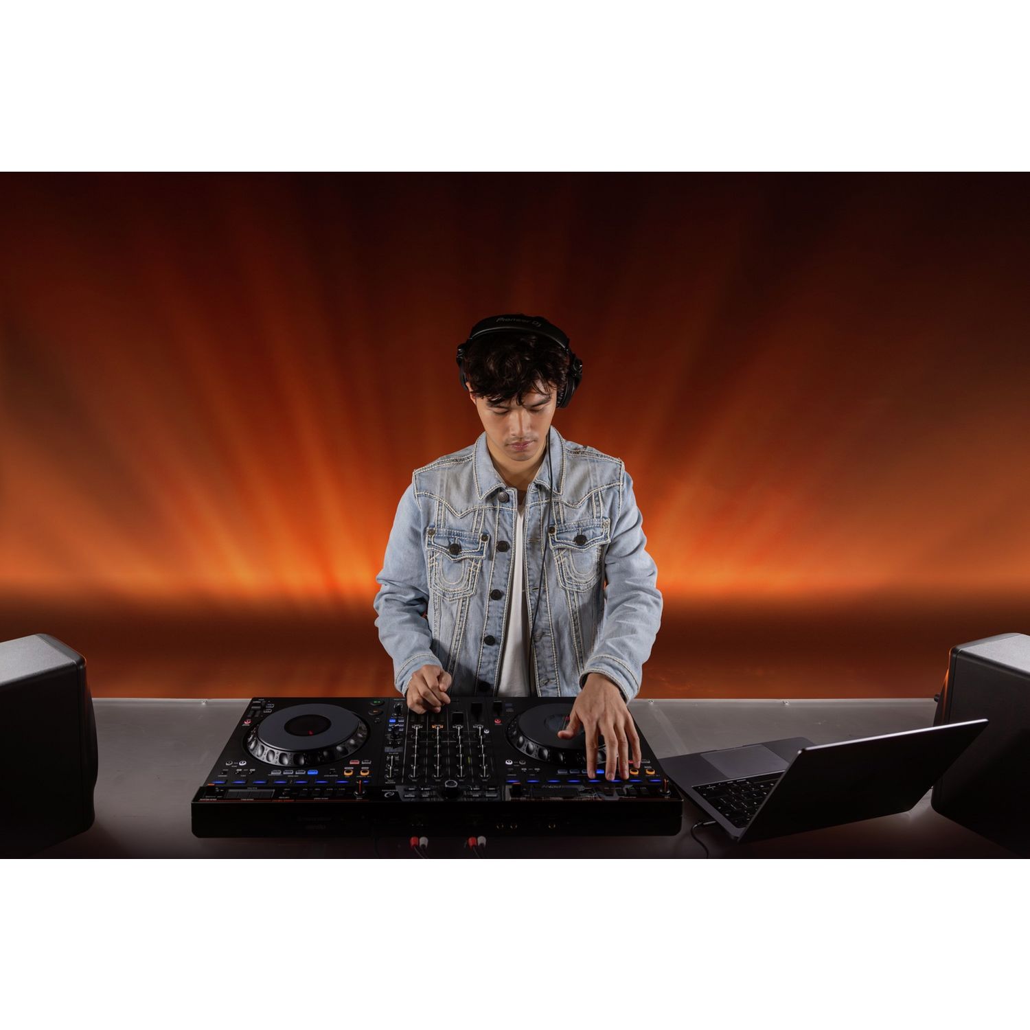 AlphaTheta DDJ-GRV6 DJ controller, UK version