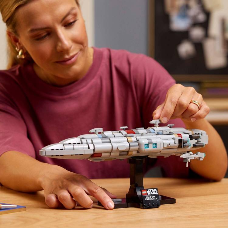 LEGO Star Wars Home One Starcruiser building set 559 pieces, imported from the UK