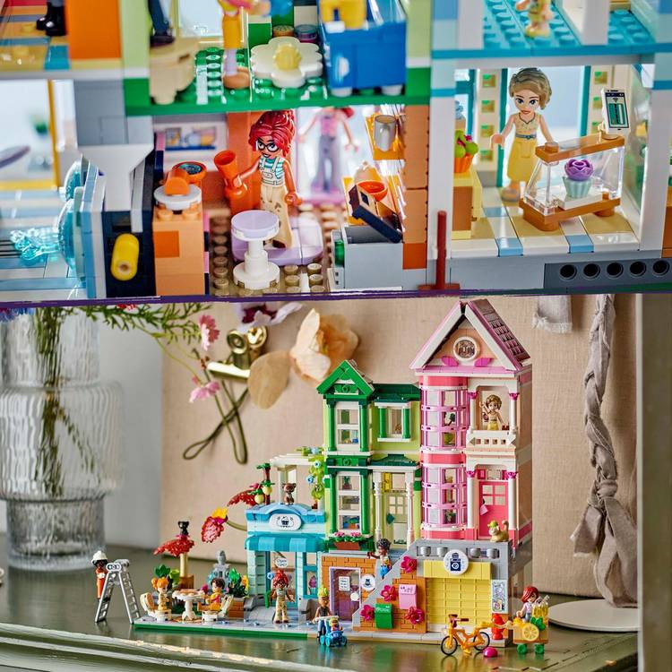 LEGO Friends Heartlake City apartments and shops set 42670, UK version