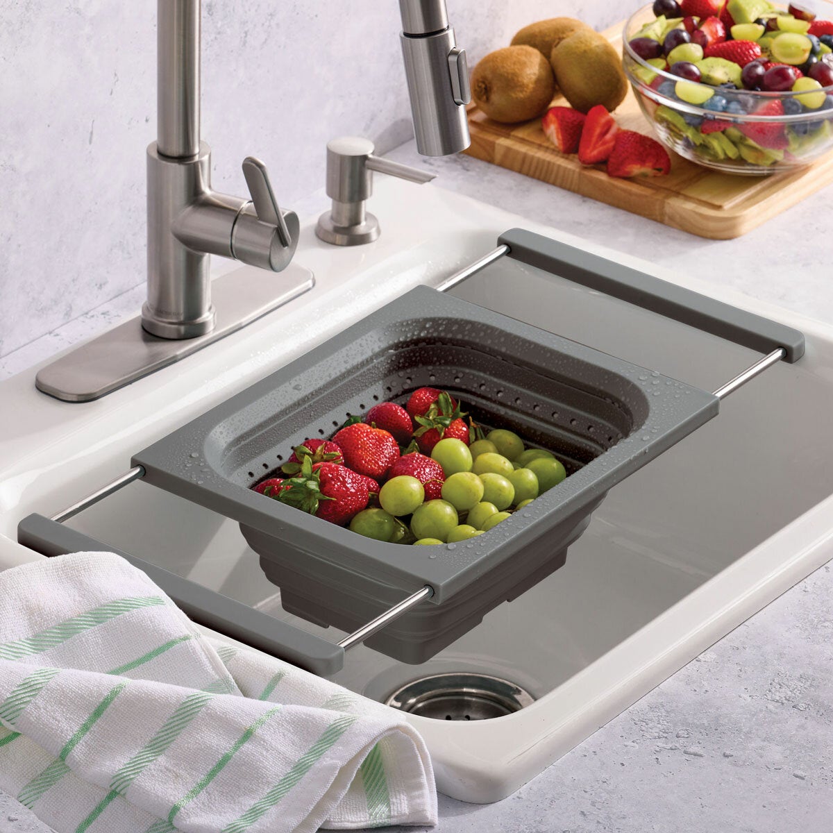 KitchenAid collapsible colander in two colours - British product