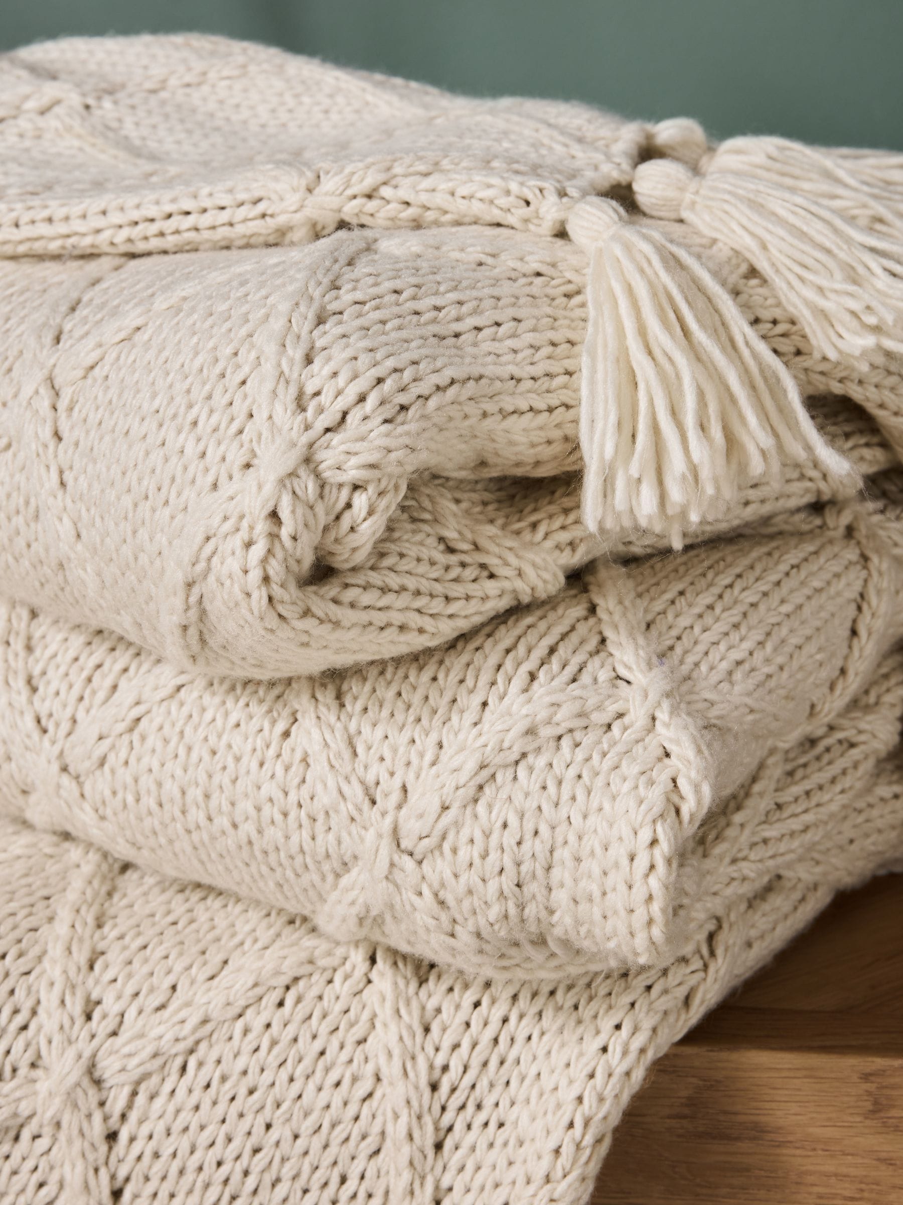 Chunky cable knit throw in light natural (British brand)
