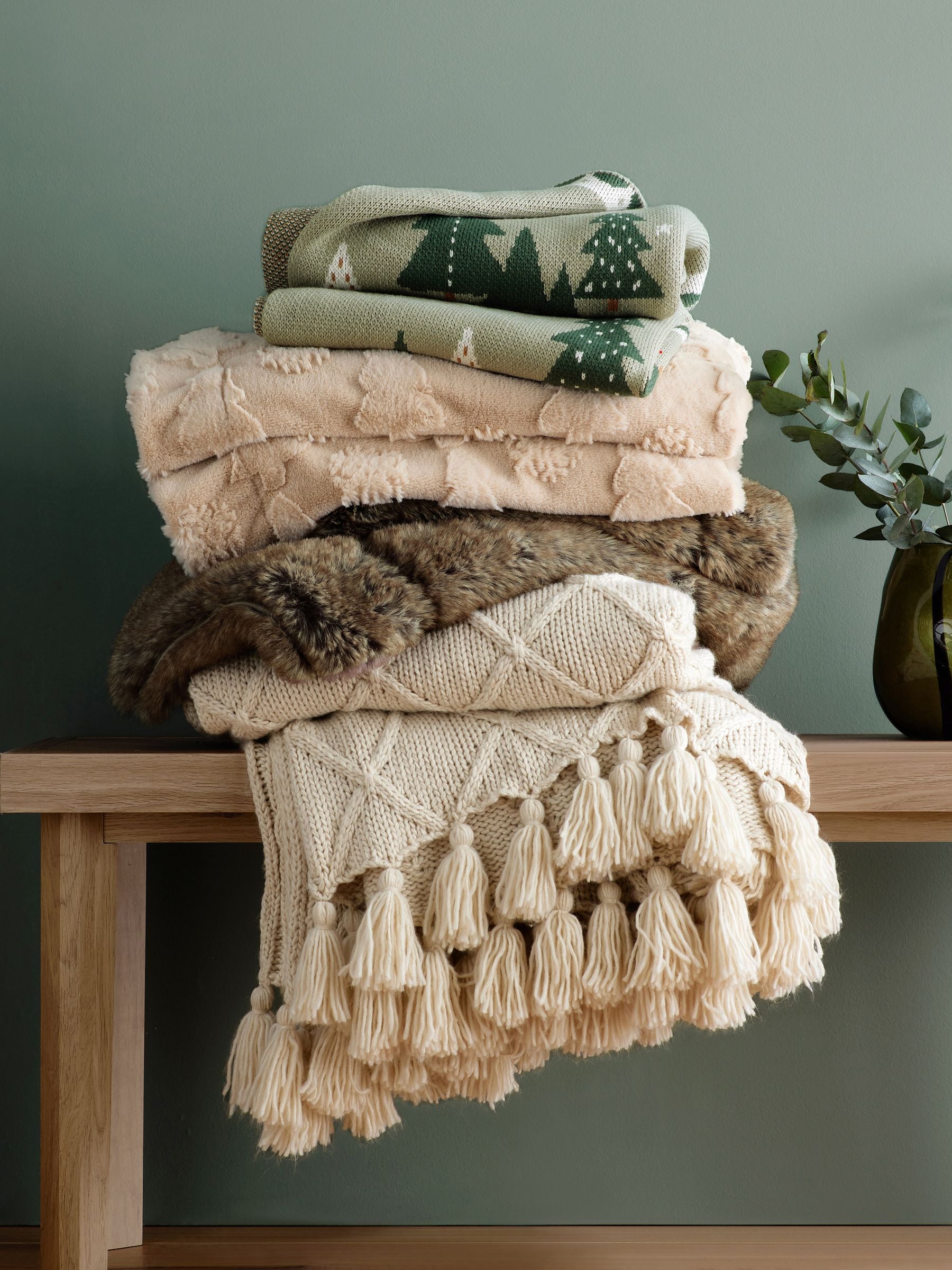 Chunky cable knit throw in light natural (British brand)