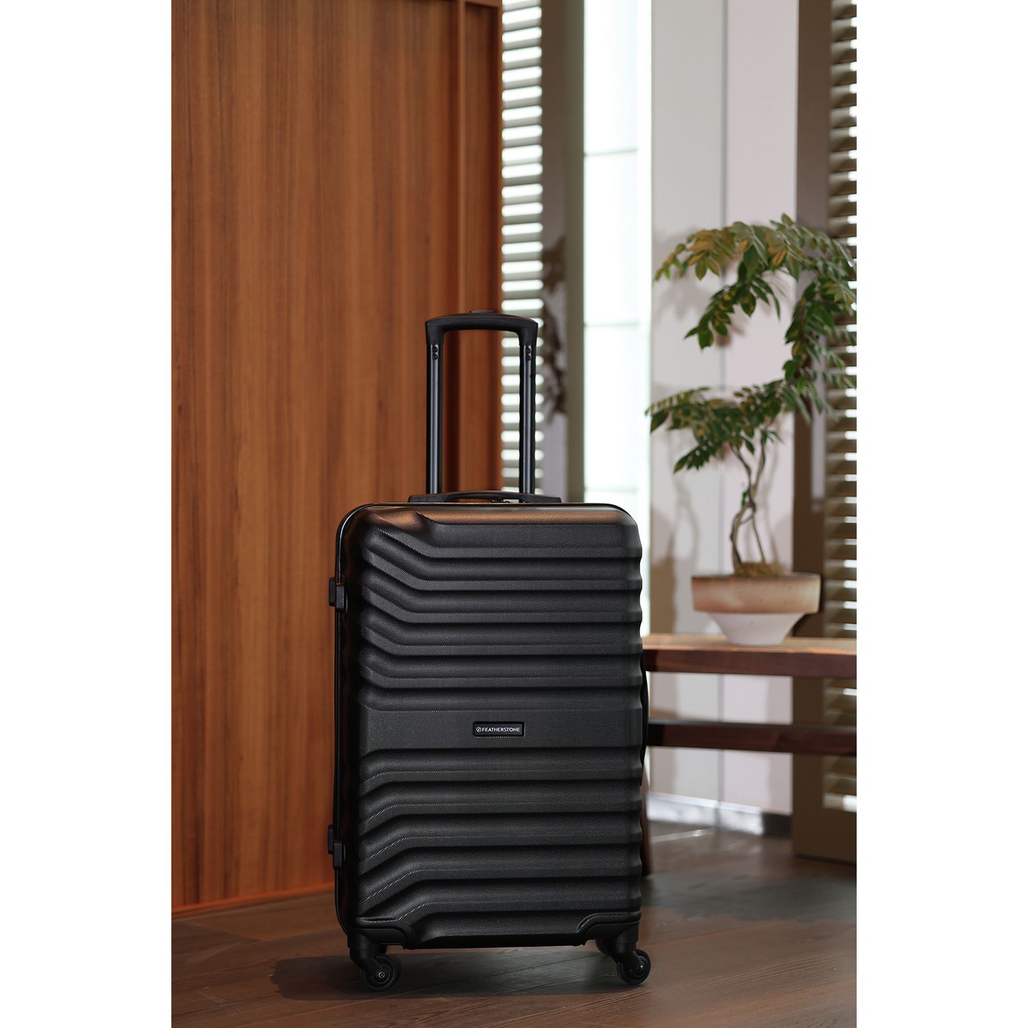 Featherstone 4-wheel hard cabin suitcase black (British brand)
