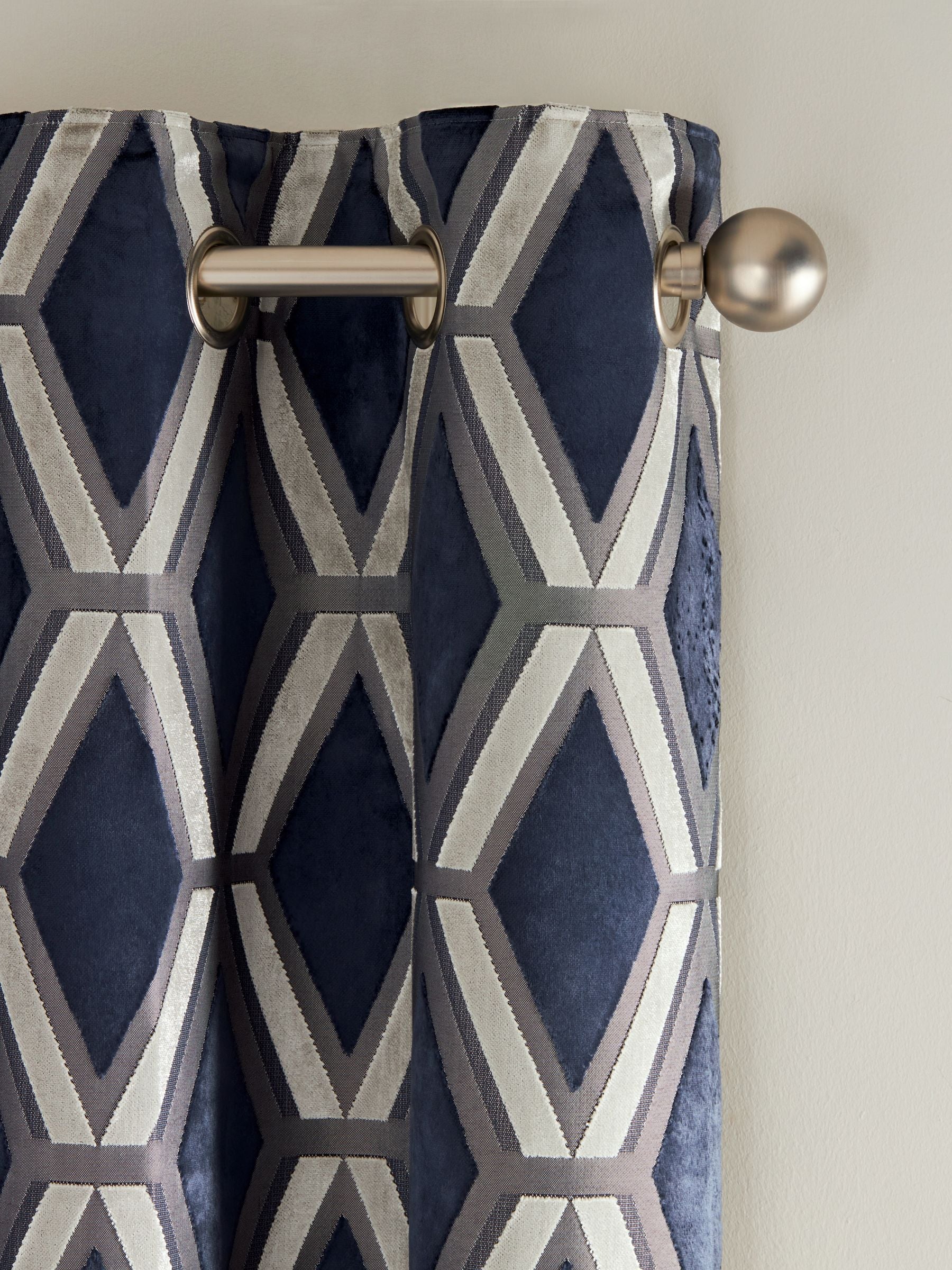 Collection Luxe navy velvet blackout curtains UK version