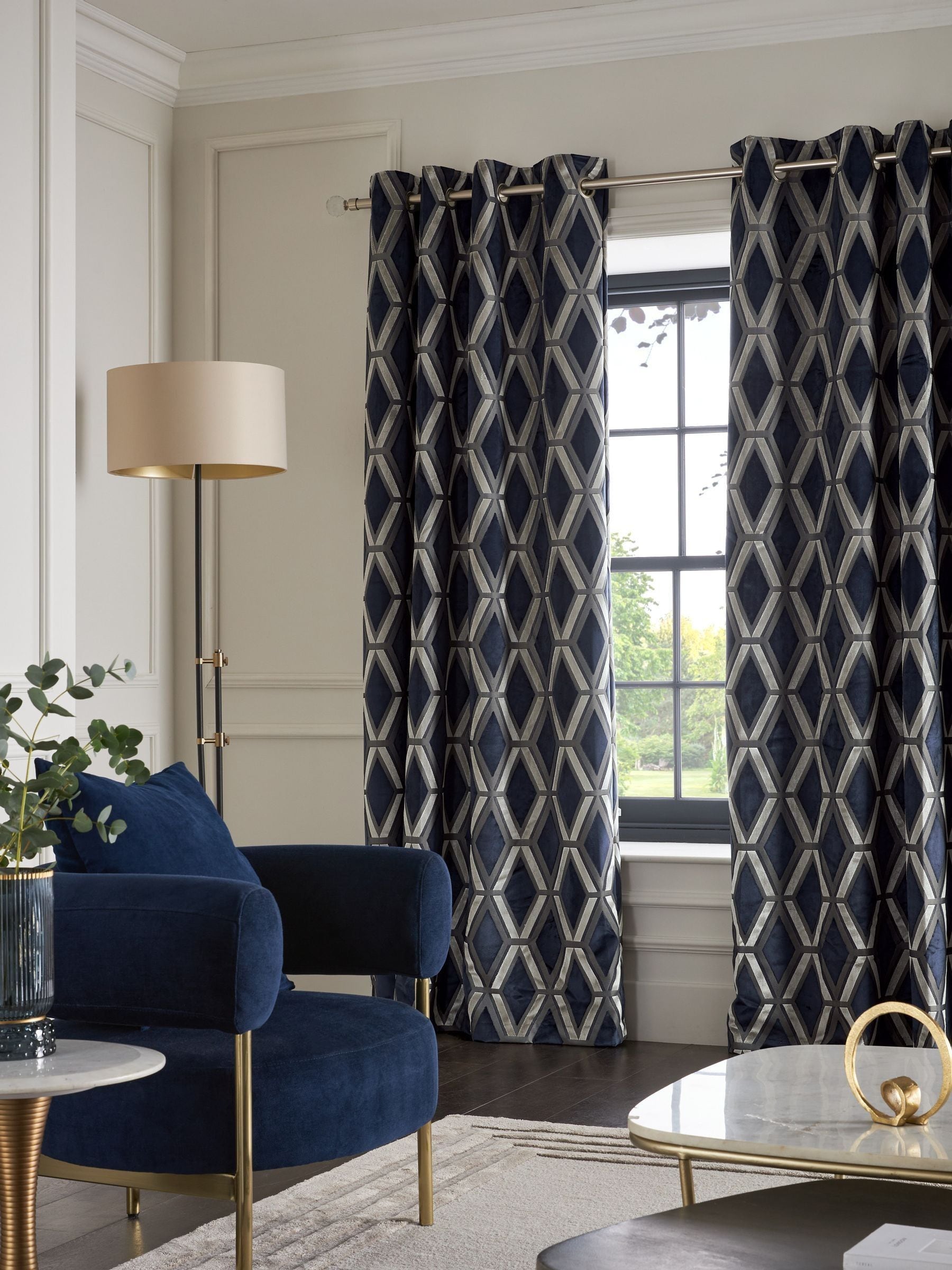 Collection Luxe navy velvet blackout curtains UK version