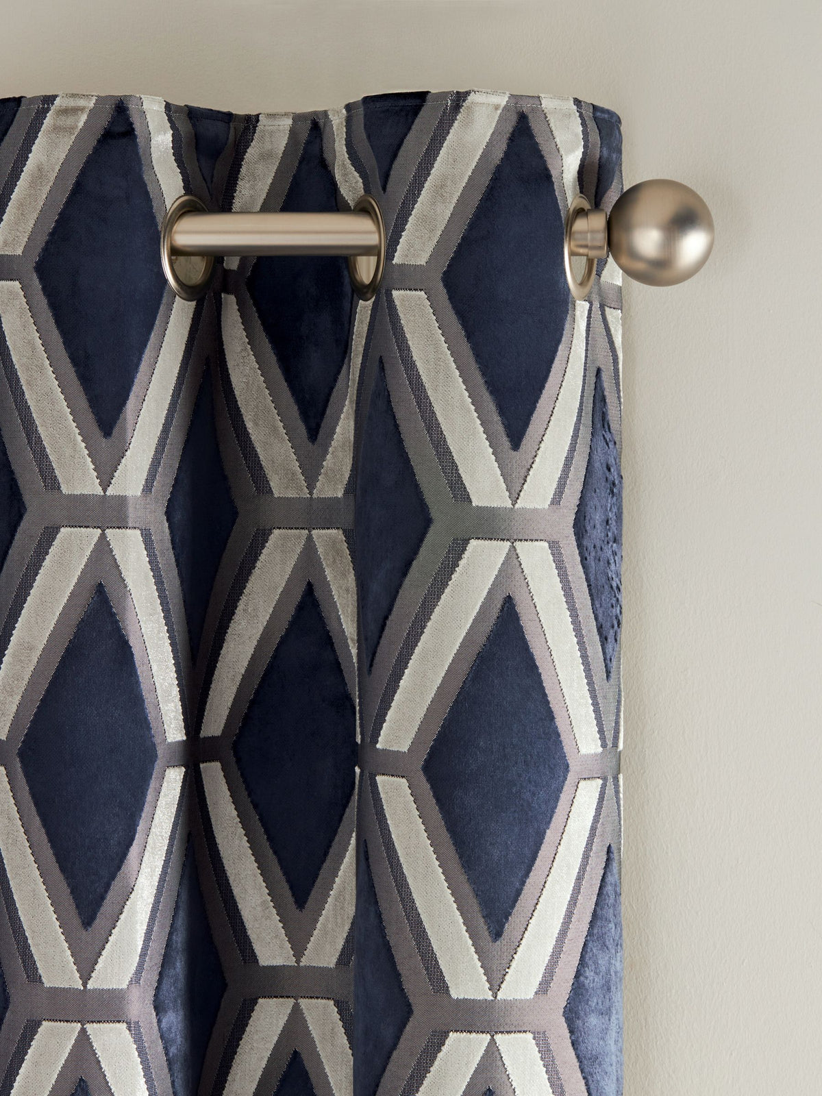 Collection Luxe navy velvet blackout curtains UK version