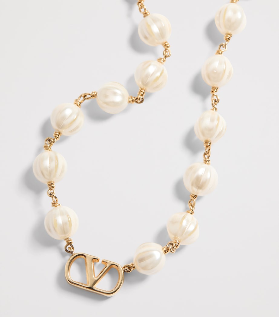Collier Valentino Garavani VLogo en fausses perles 42cm (marque britannique)