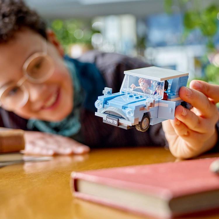 LEGO Harry Potter Flying Ford Anglia car toy set 76424 (British brand)