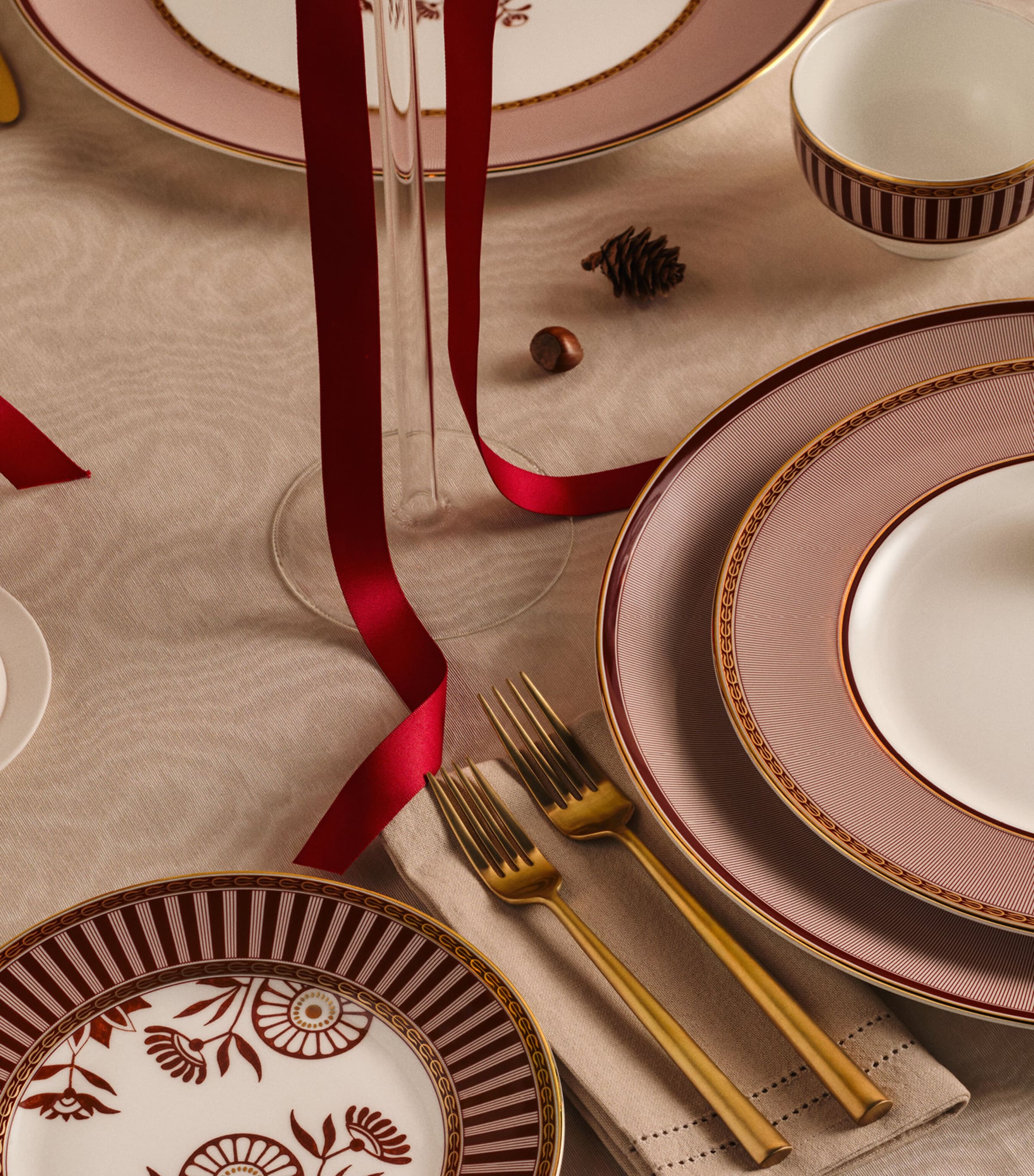 Wedgwood Red Splendour deep plate 22cm (British brand)