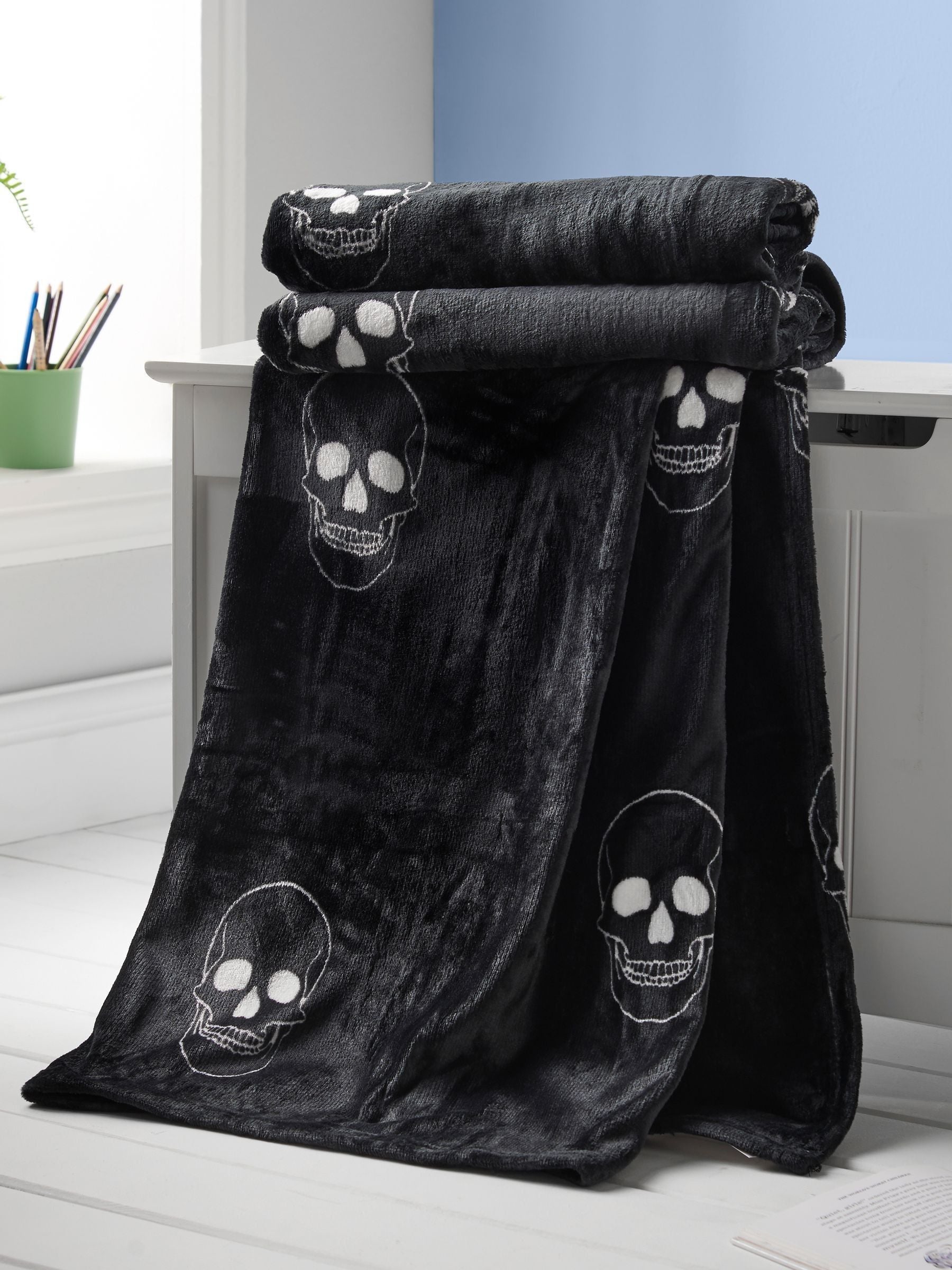 Catherine Lansfield grey skulls fleece throw 130x170cm, UK version