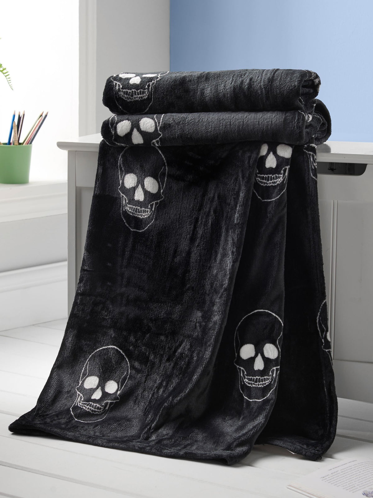 Catherine Lansfield grey skulls fleece throw 130x170cm, UK version