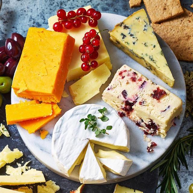 M&S Cheeseboard Favourites   530g