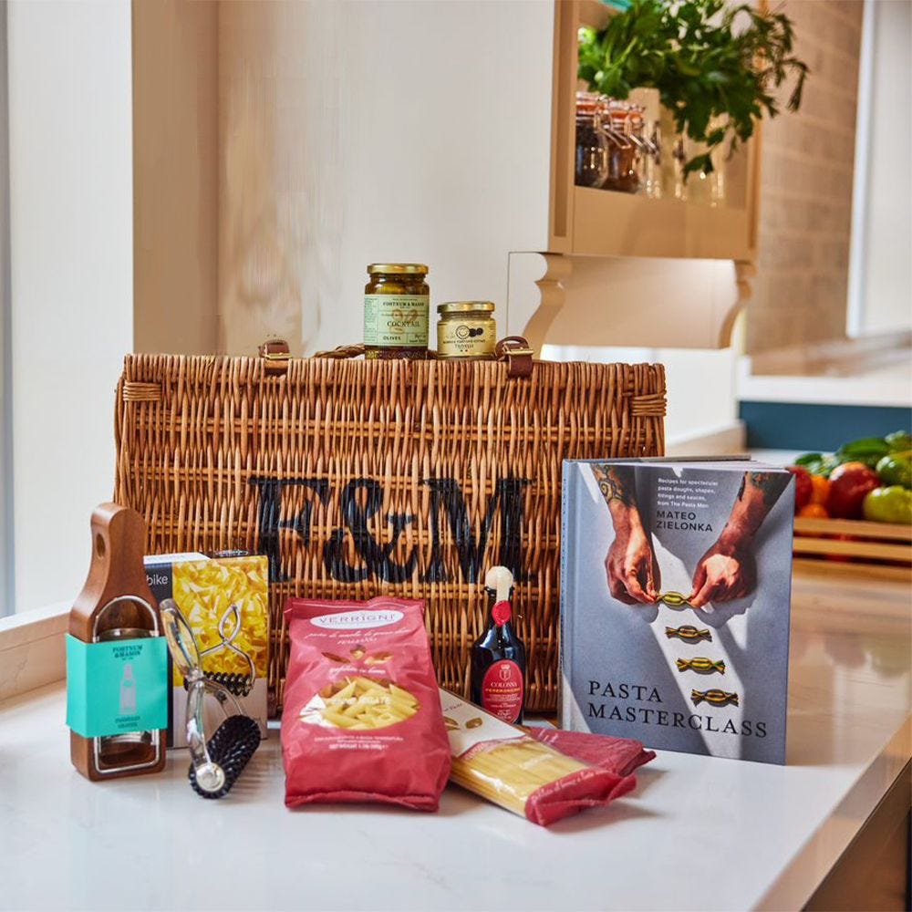 Pasta lover's hamper with penne, spaghettini, linguini, cookbook and tools (British brand)