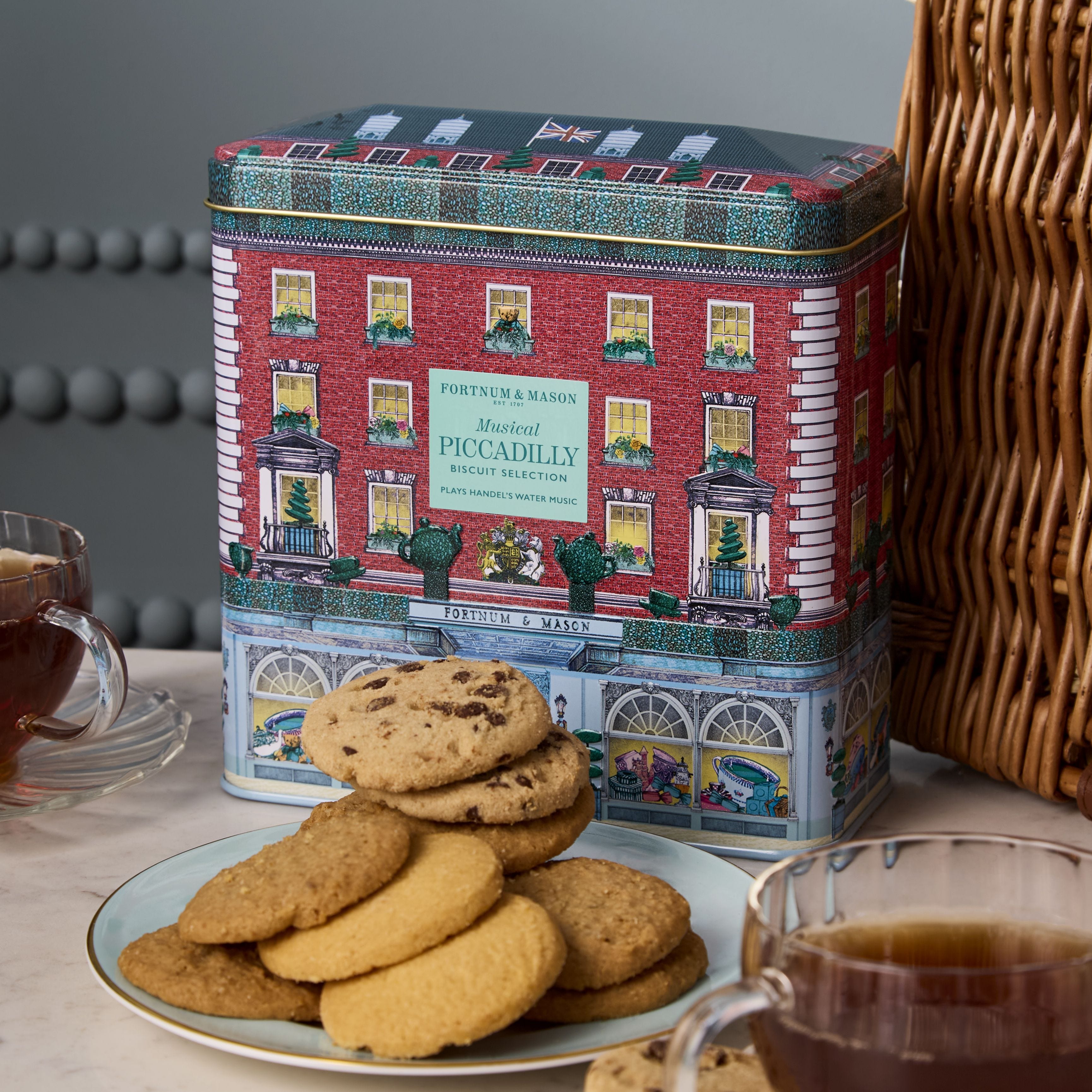 Fortnum & Mason Piccadilly wicker hamper, UK version