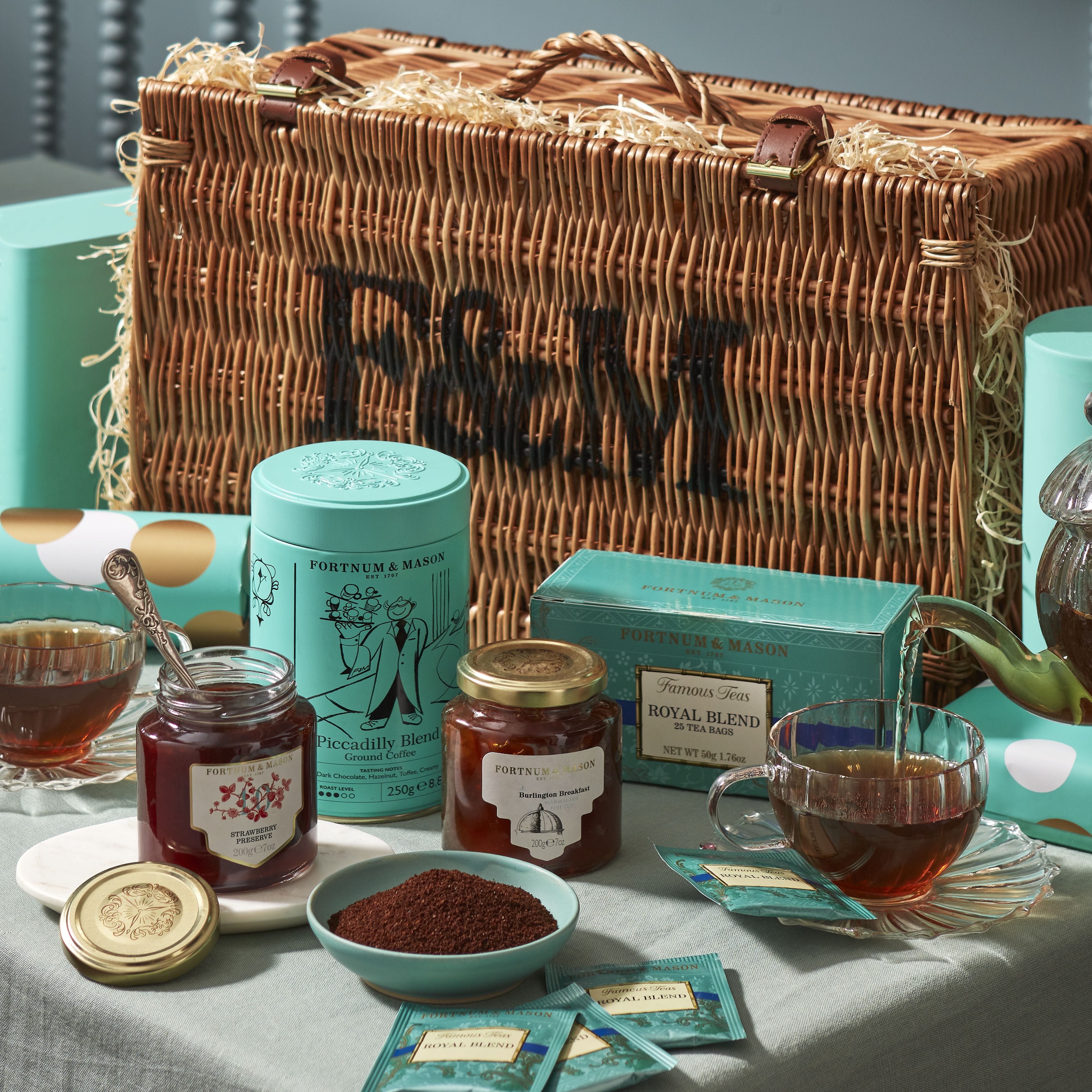 Fortnum & Mason Piccadilly wicker hamper, UK version
