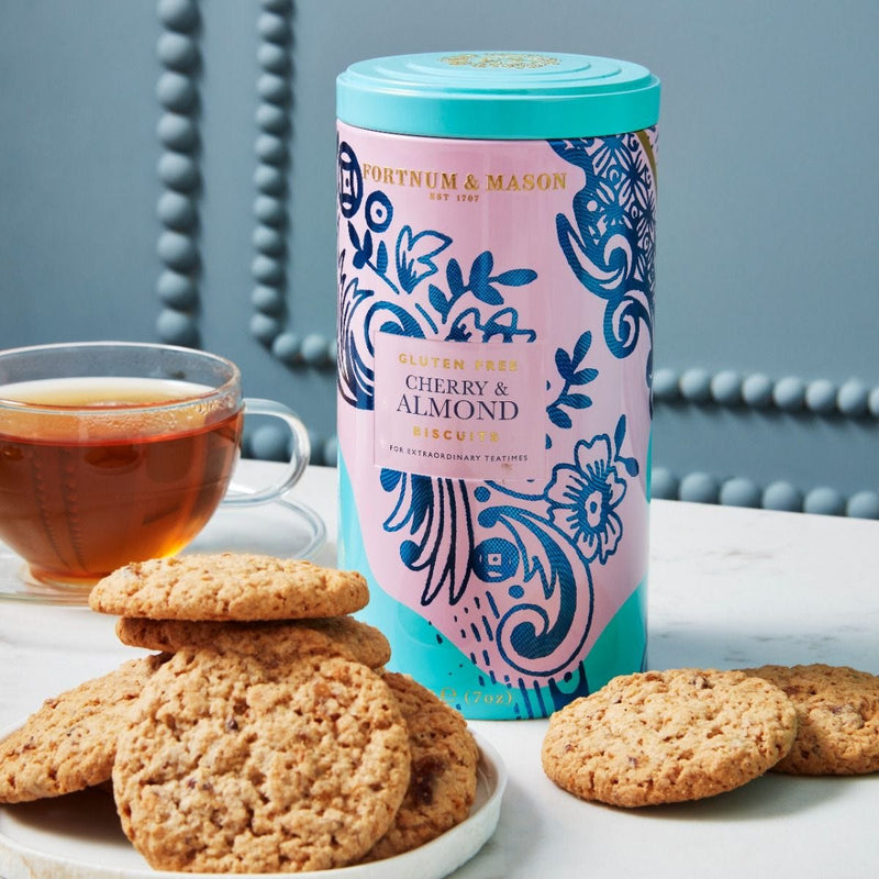 Teatime gift box with Royal Blend tea and biscuits, UK version