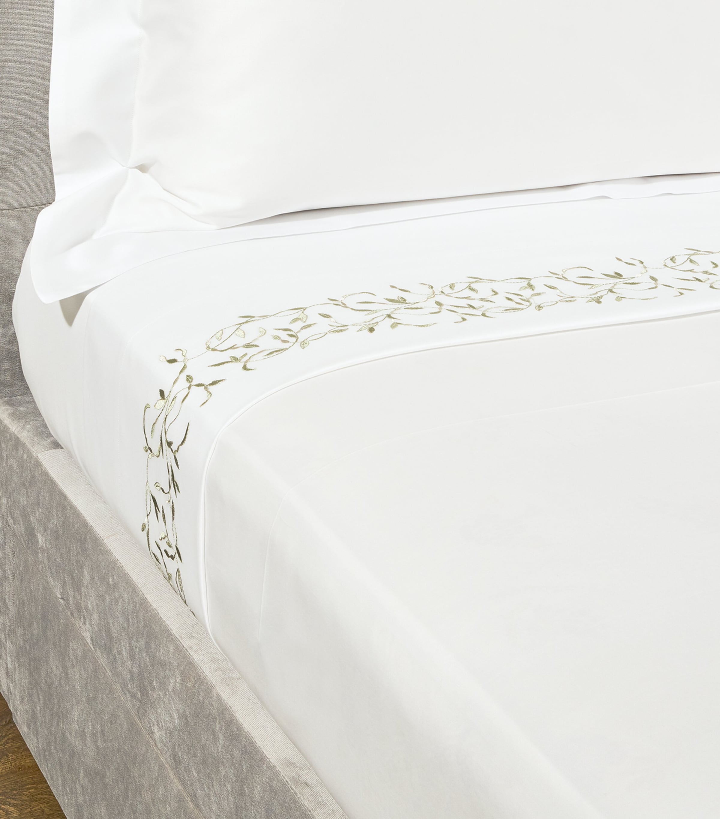 Harrods of London Tresco Embroidered King Duvet Cover Set 230cm x 220cm, UK version