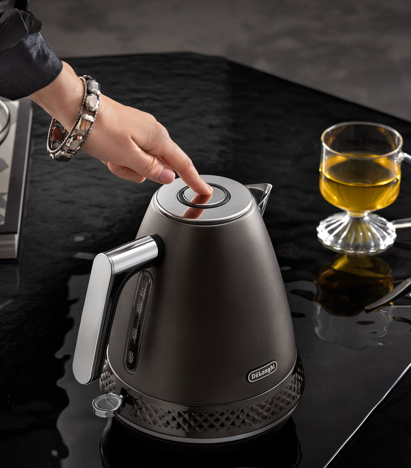 De'Longhi stainless steel Diadema electric kettle - British product