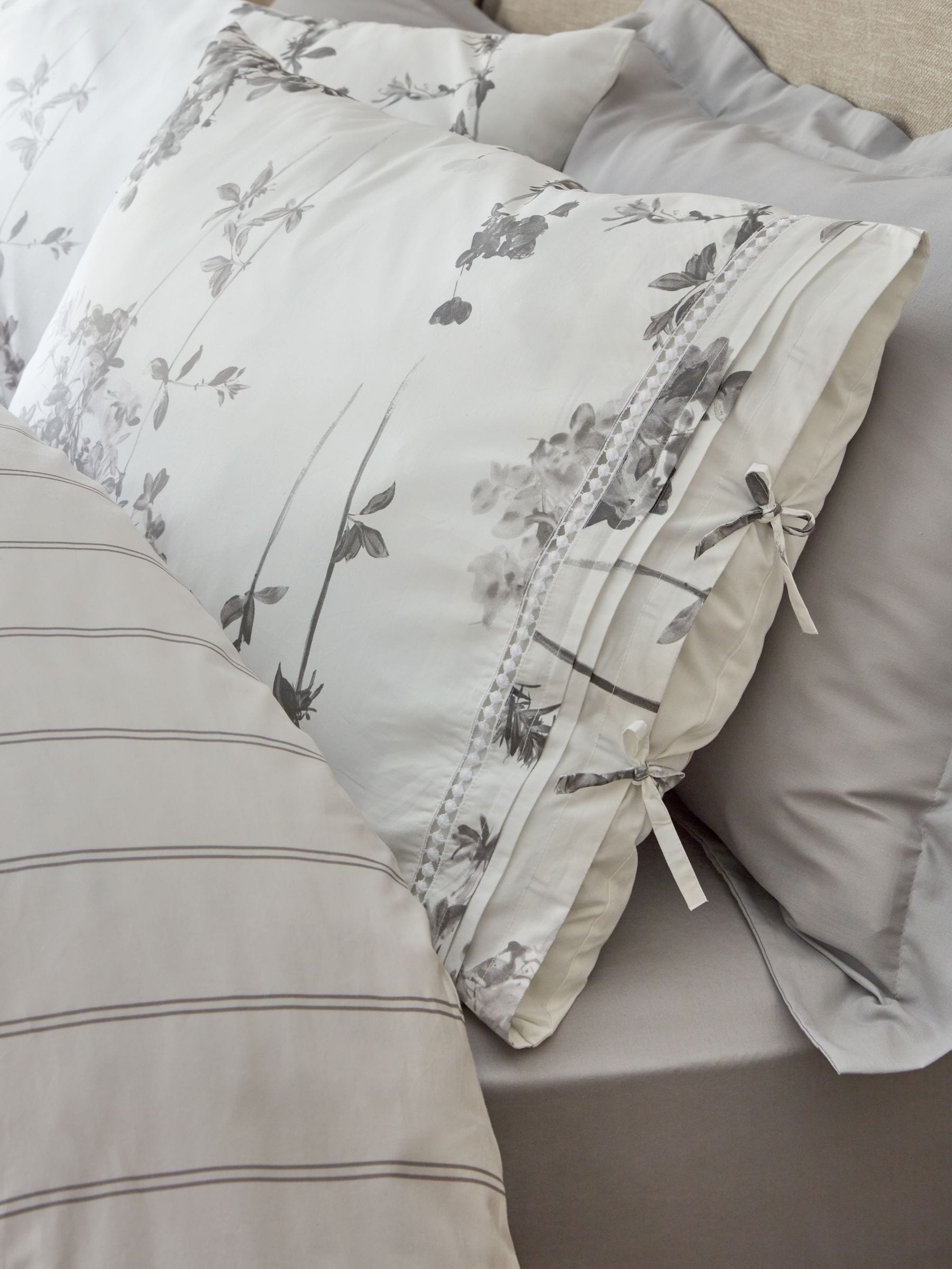 Grey/White floral duvet cover and pillowcase set - British product