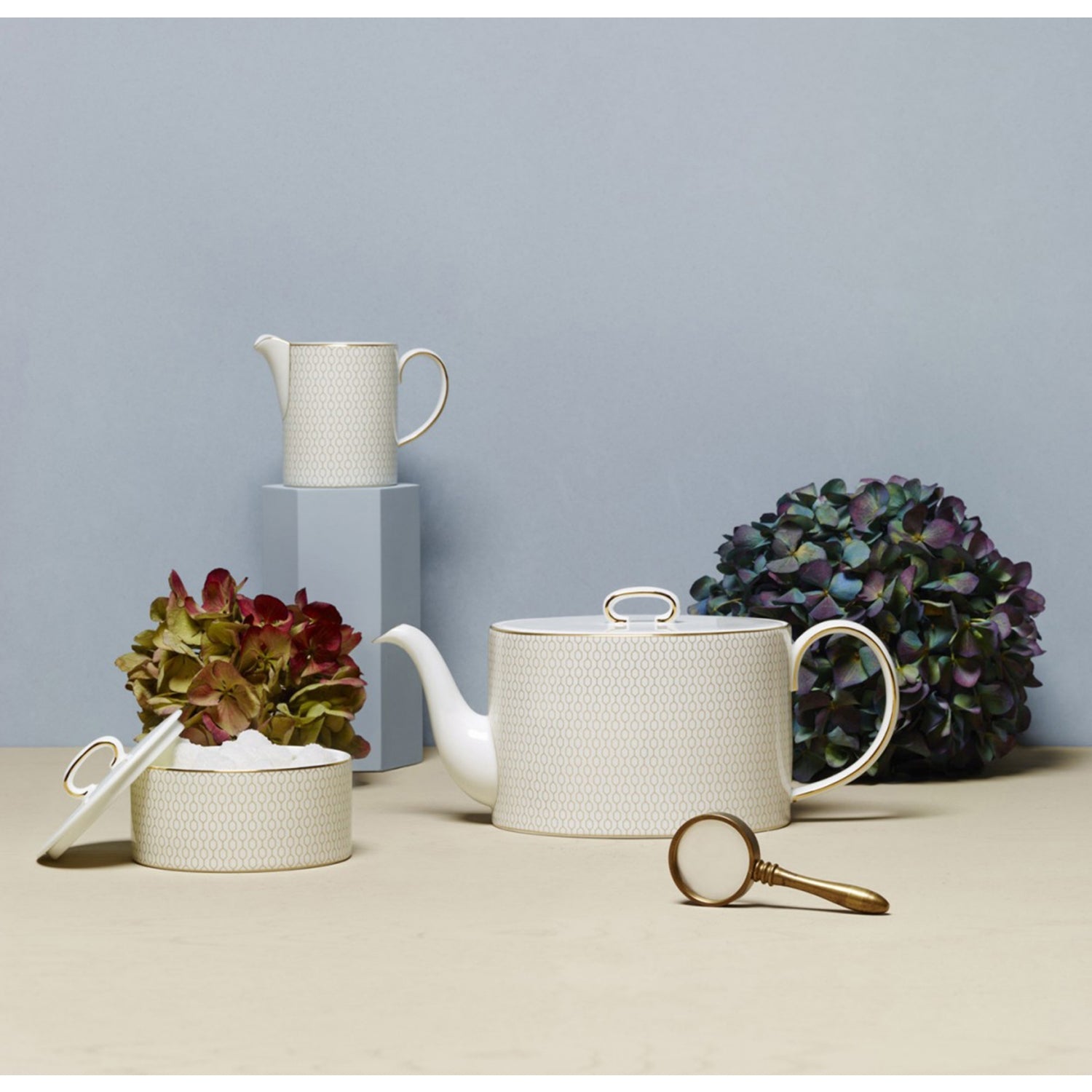 Wedgwood Gio Gold fine bone china teapot 940ml, imported from the UK