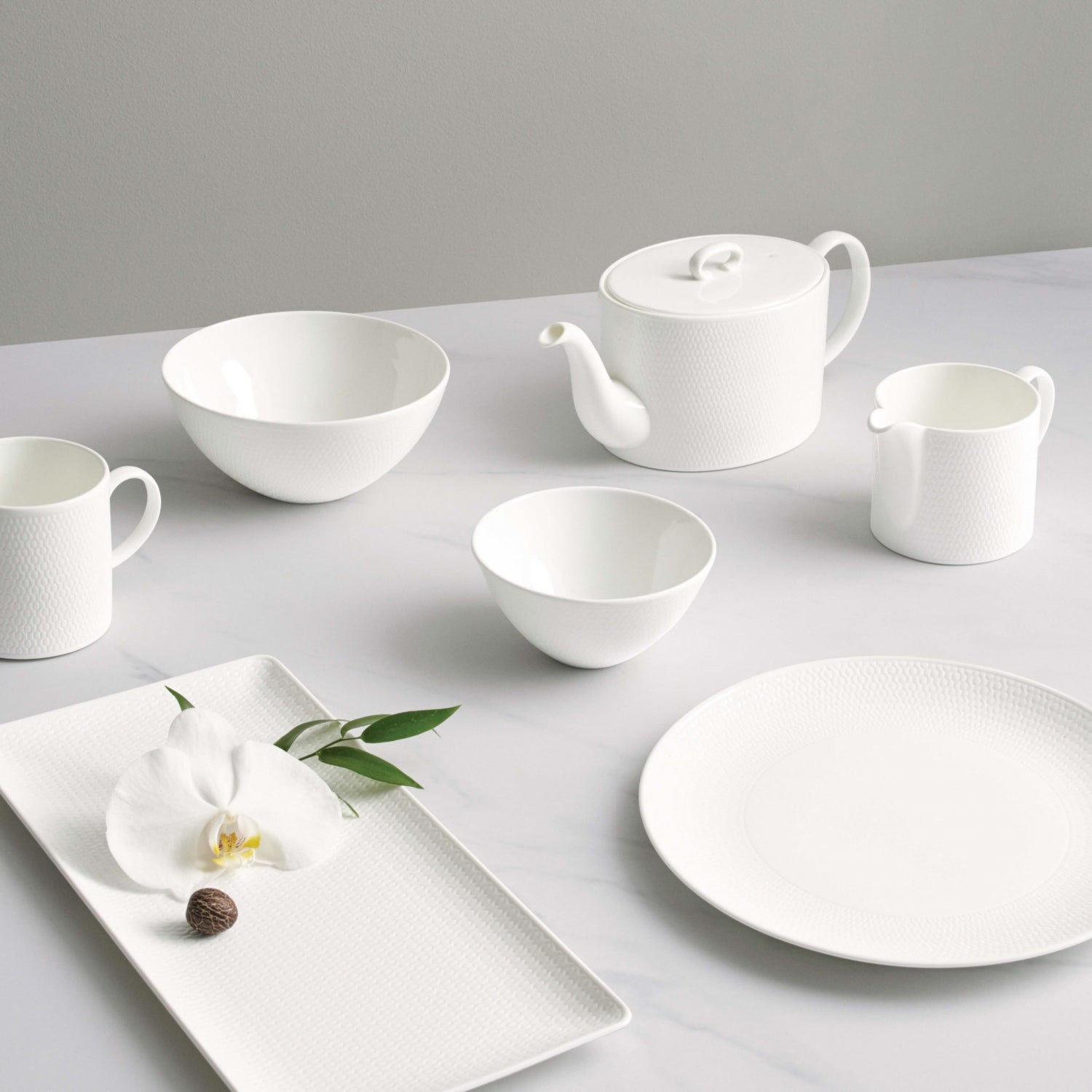 Wedgwood Gio fine bone china plate 23cm, imported from the UK