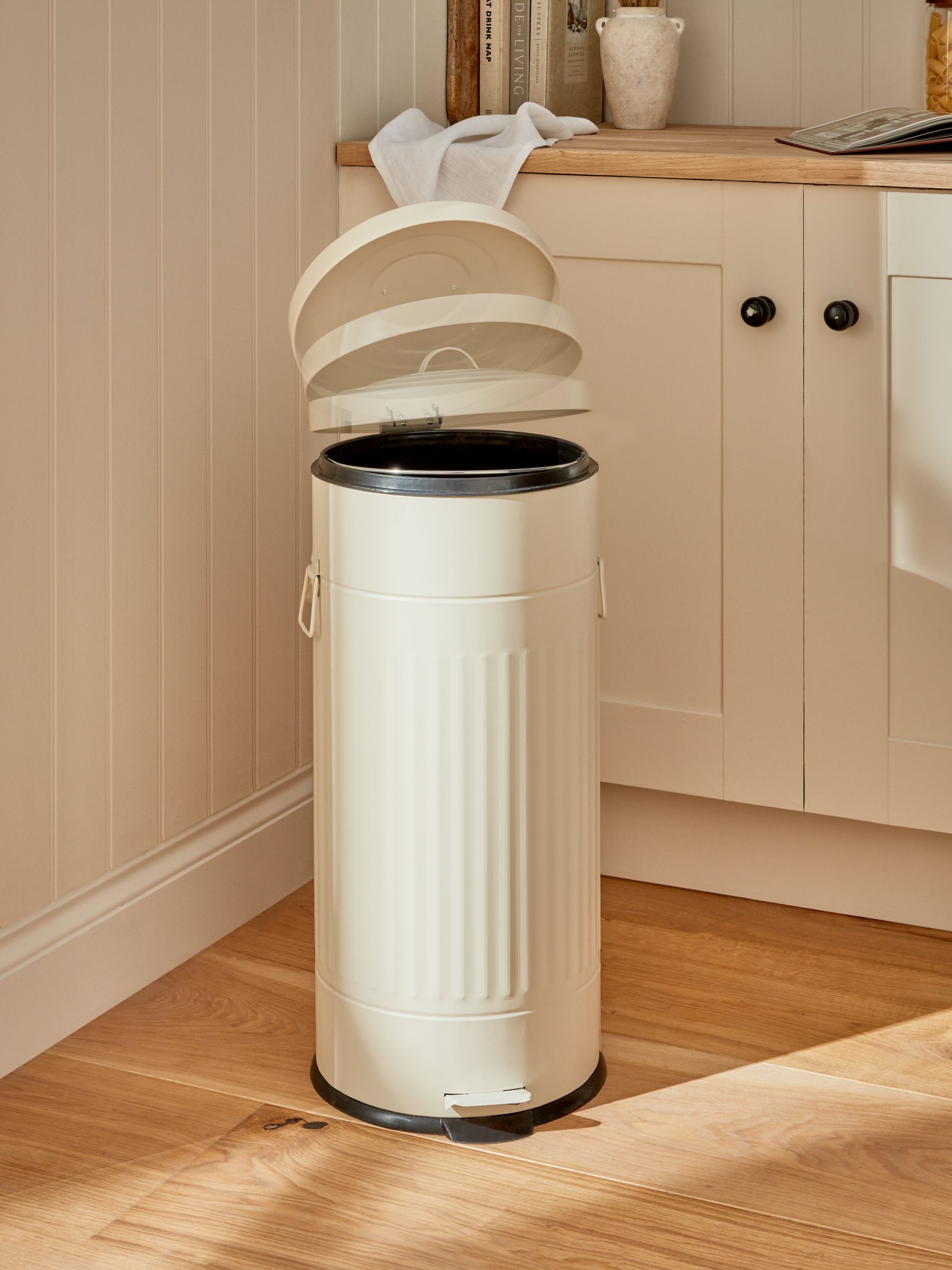 Sage green 30L vintage ribbed soft close pedal bin (British brand)