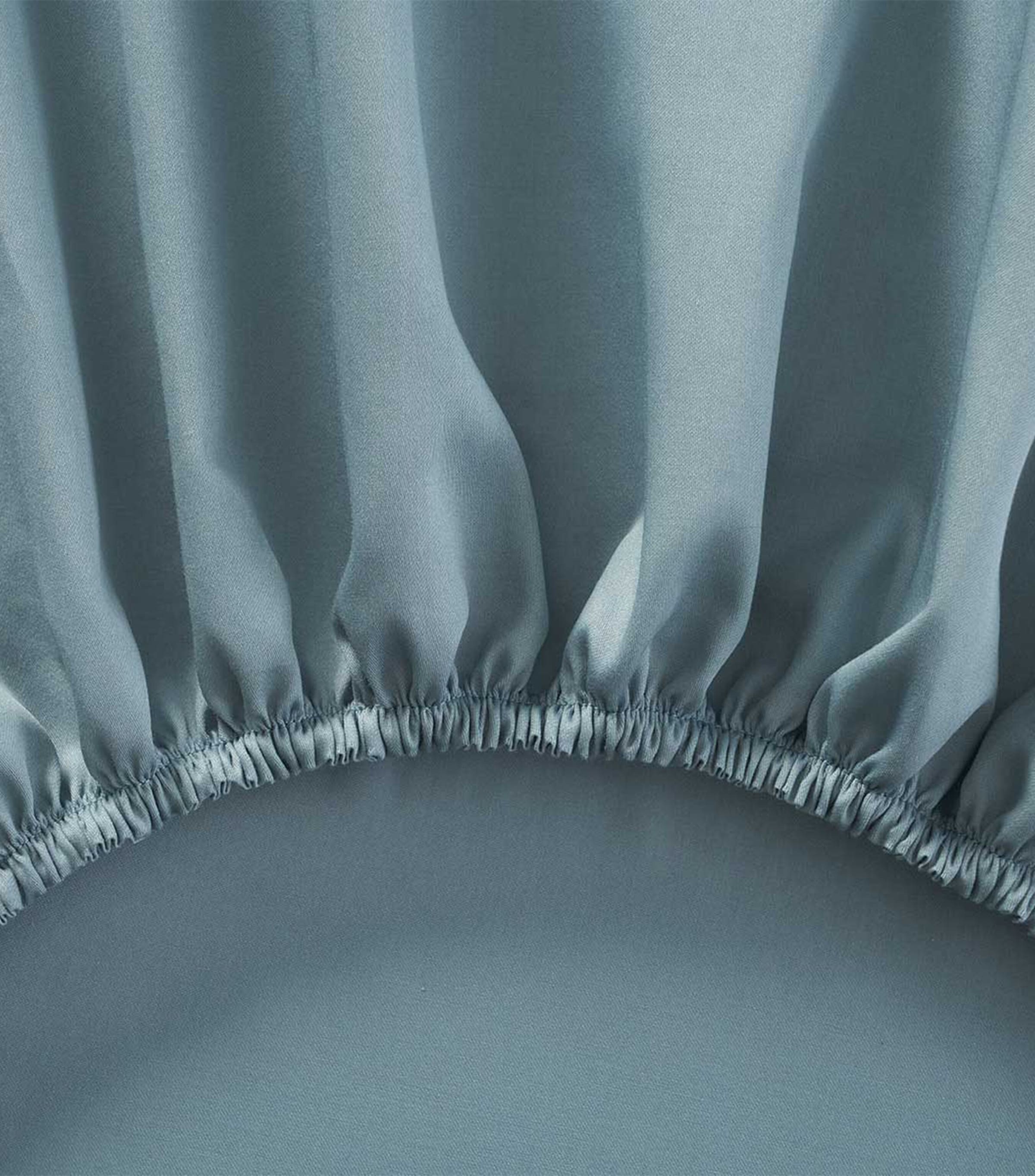 Yves Delorme double fitted sheet in organic cotton sateen, 135cm x 190cm (British brand)
