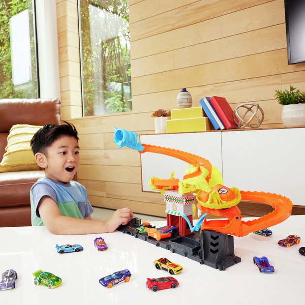Hot Wheels City Cobra Pizza Shop racing playset, imported from the UK
