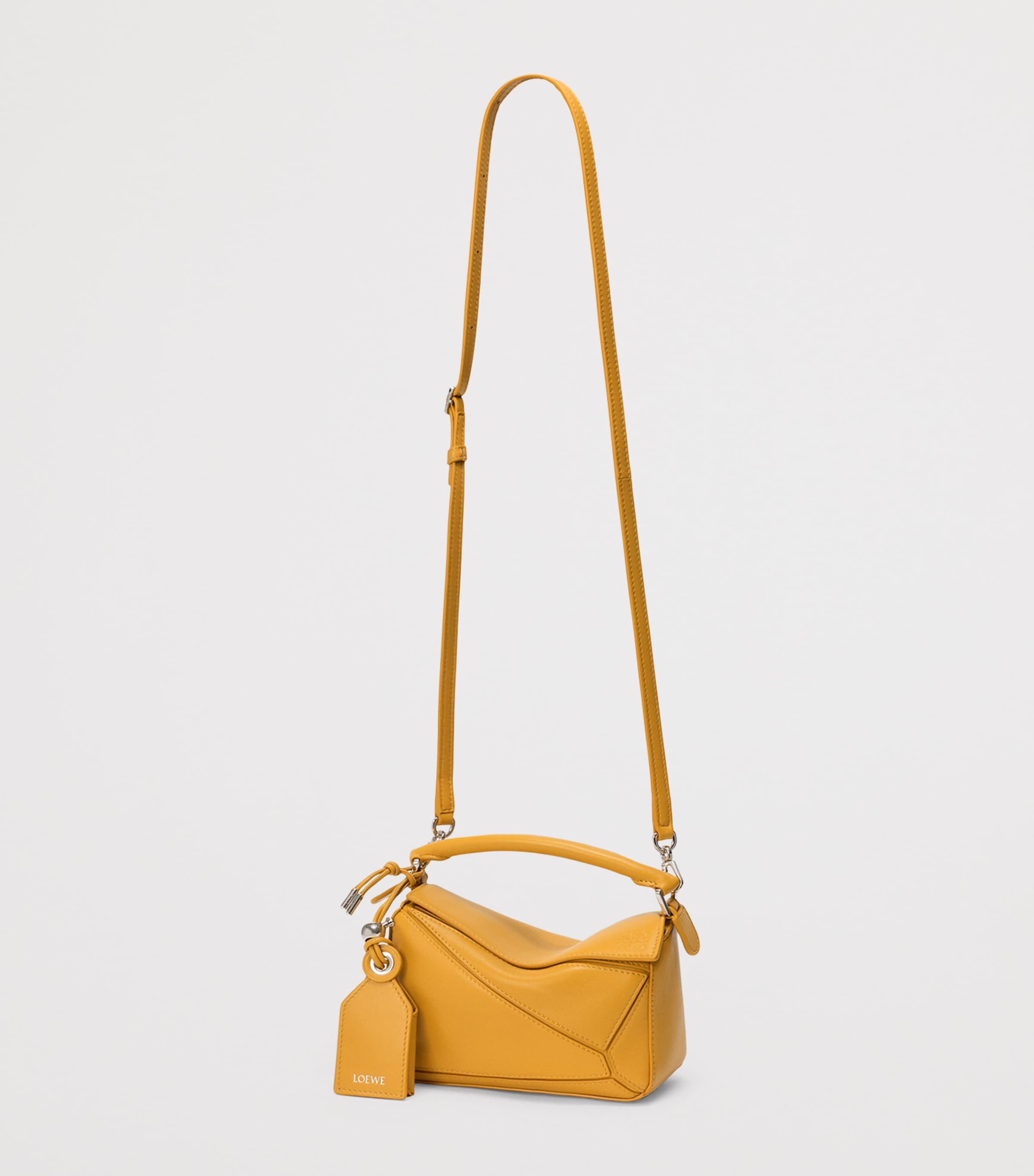 حقيبة LOEWE Mini Lambskin Puzzle Top-Handle Bag، الإصدار البريطاني