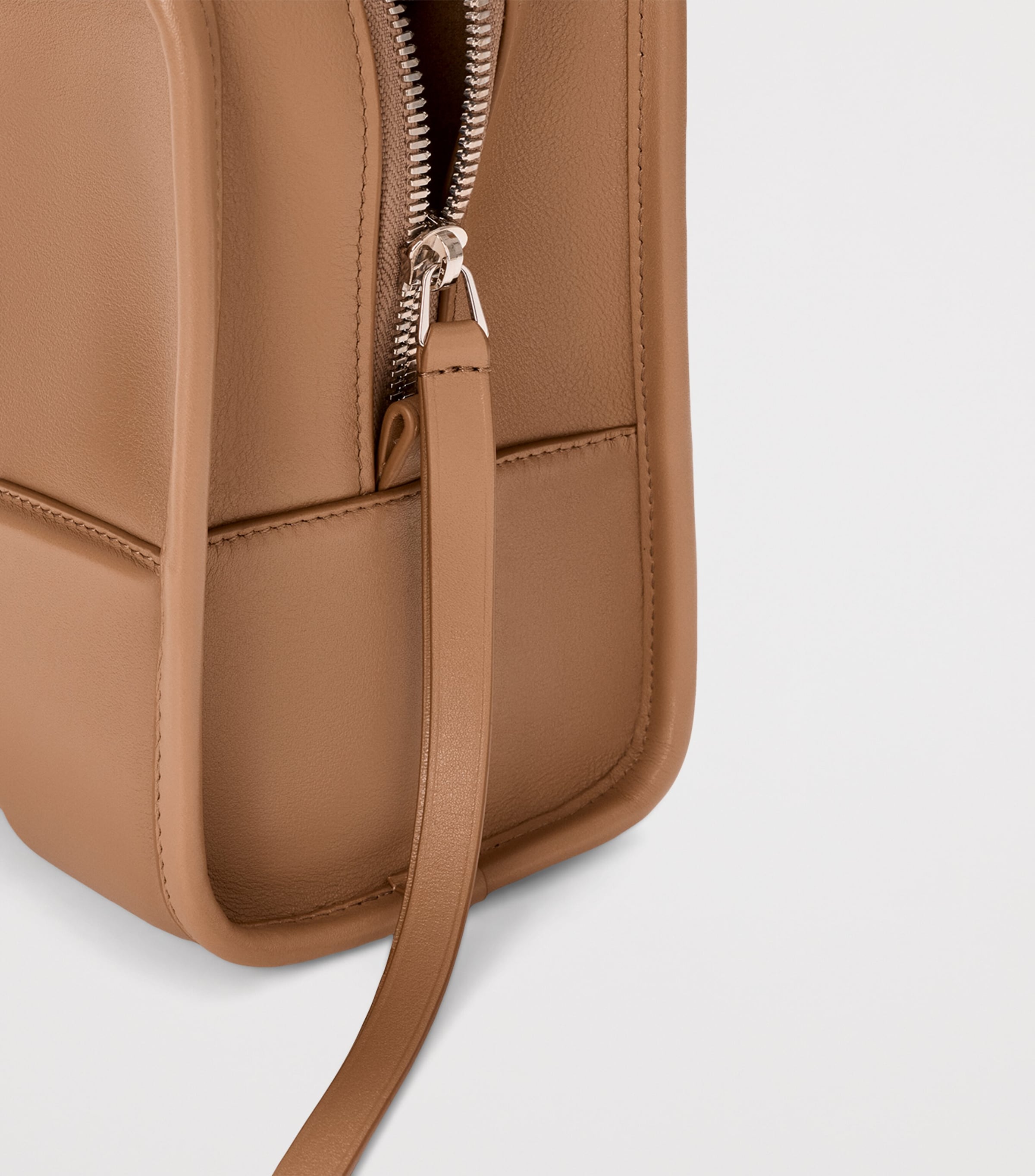 LOEWE Amazona 180 Kalbsleder-Henkeltasche (britische Marke)