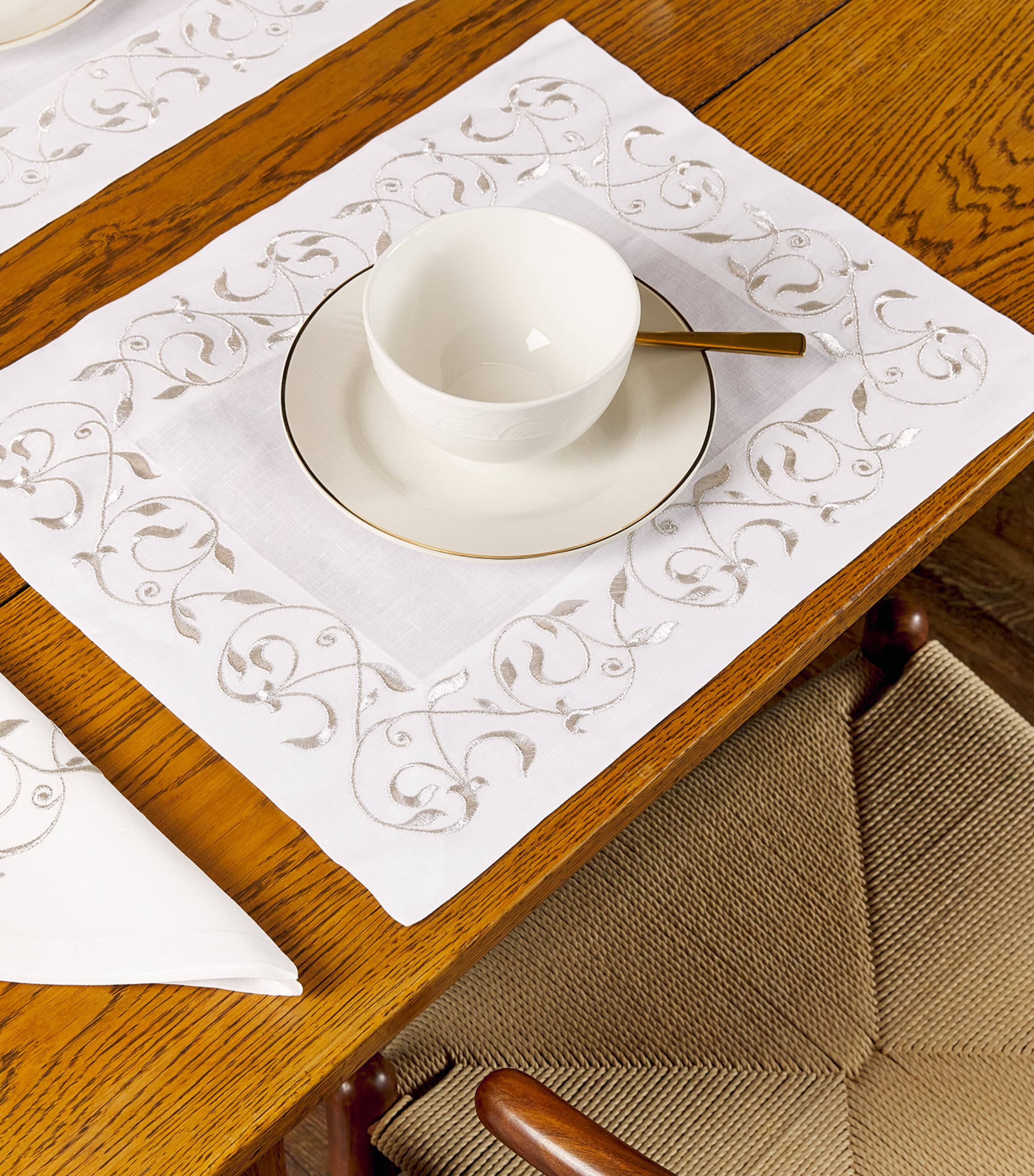 Dea linen embroidered scroll placemat 35cm x 50cm - British product
