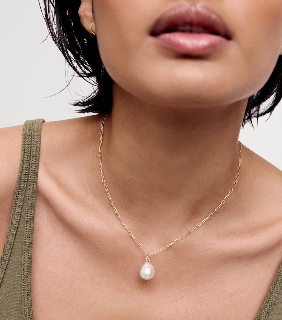 Monica Vinader baroque pearl charm in yellow gold - British product