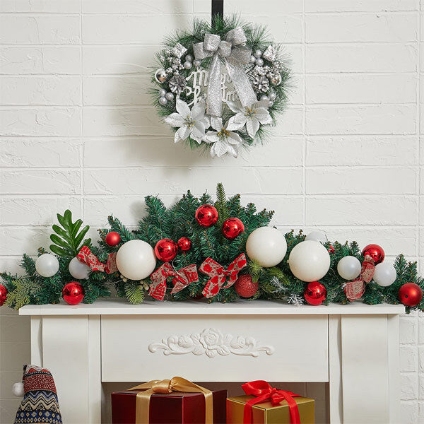 Livingandhome Christmas wreath with mixed decorations 30cm, imported from the UK