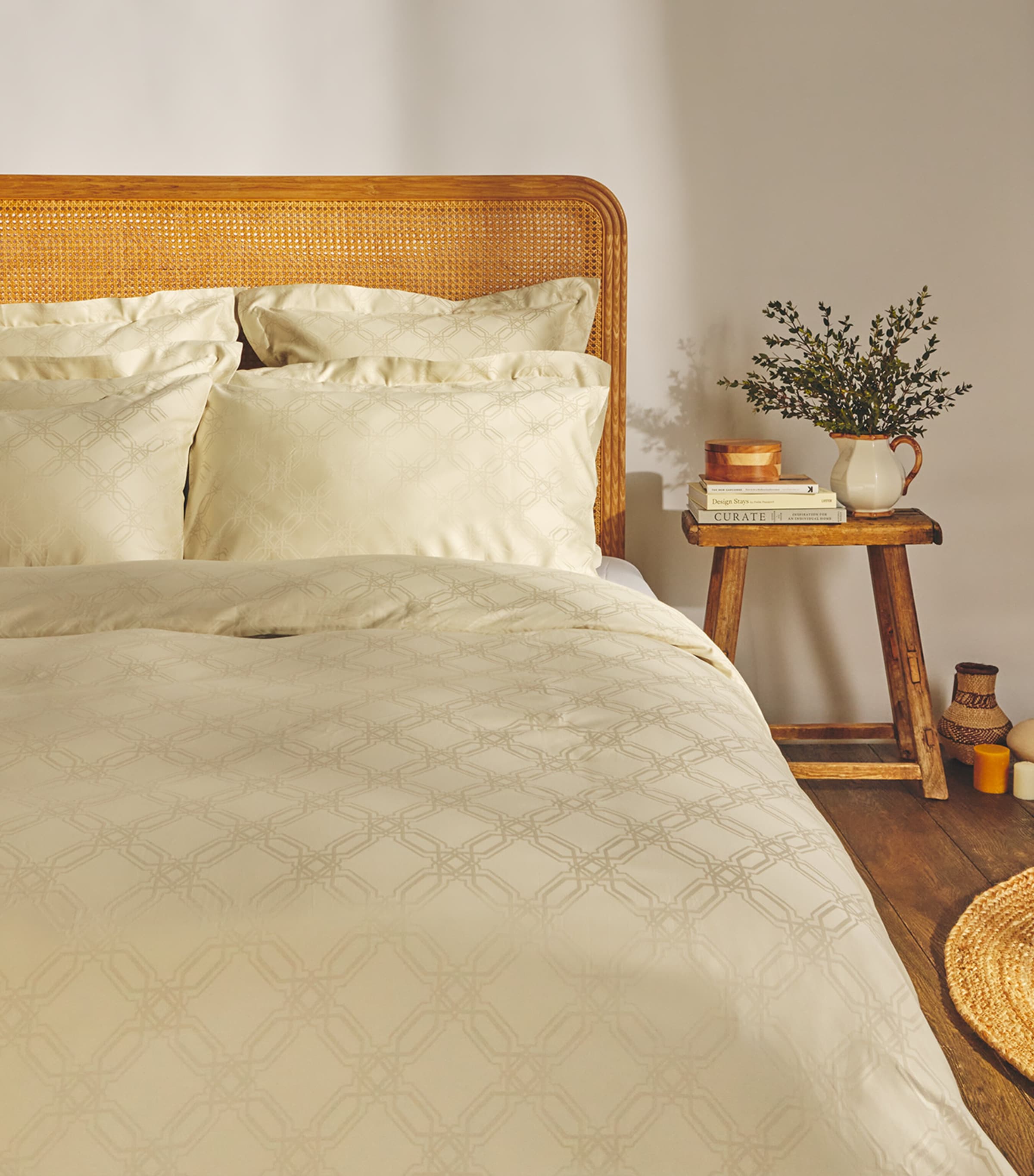 Harrods of London Halsey Super King duvet cover set in Egyptian cotton and silk, Jacquard design, UK version